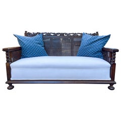 1930er Jahre British Colonial Style Blau und Weiß geschnitzt Eiche Sofa / Settee Rohrrückenlehne
