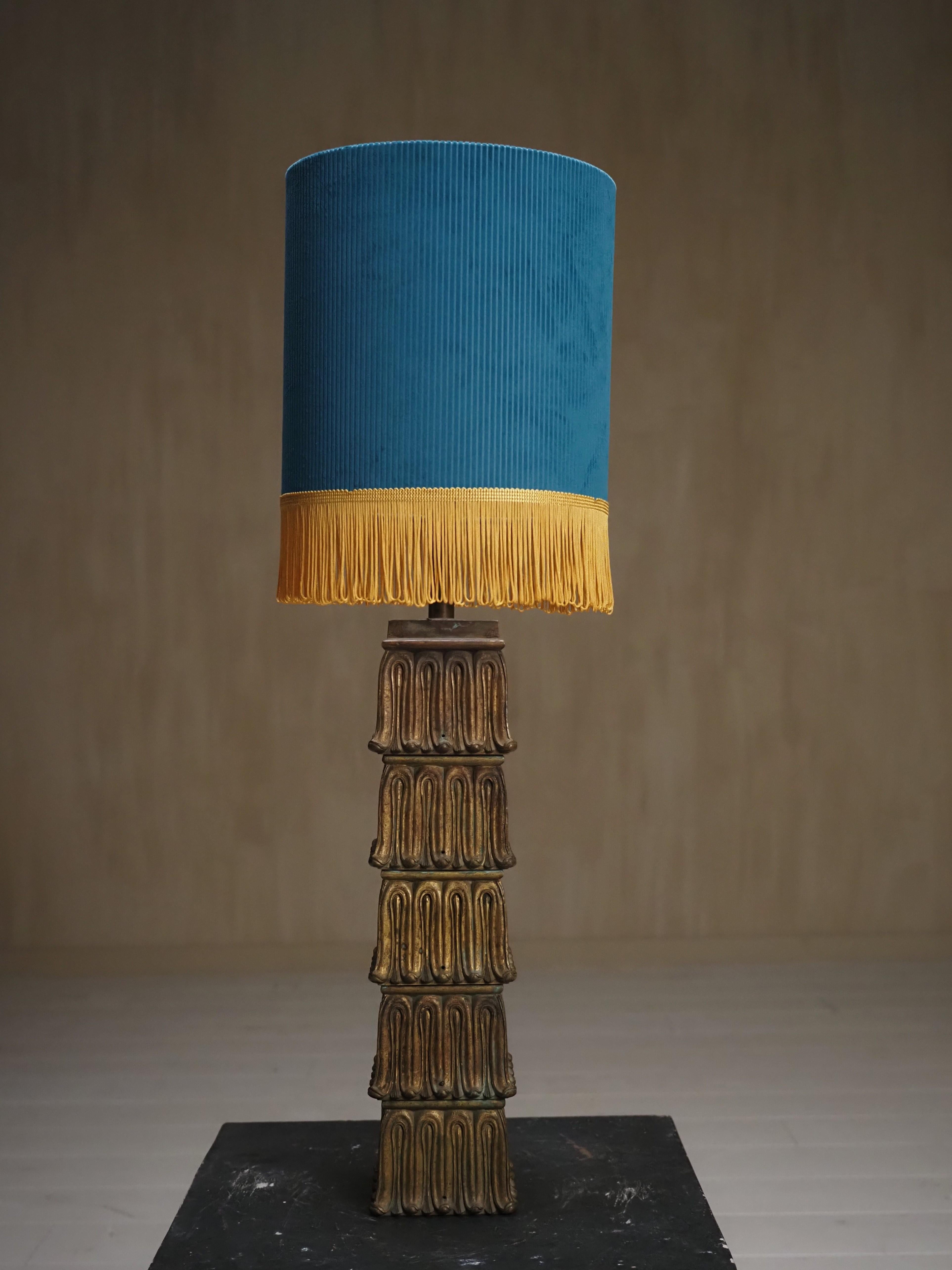 Questa sorprendente lampada da tavolo Art Déco è realizzata in bronzo massiccio e presenta una base architettonica a gradini con dettagli intricati e una splendida patina naturale. La superficie in bronzo conferisce al pezzo peso ed eleganza senza