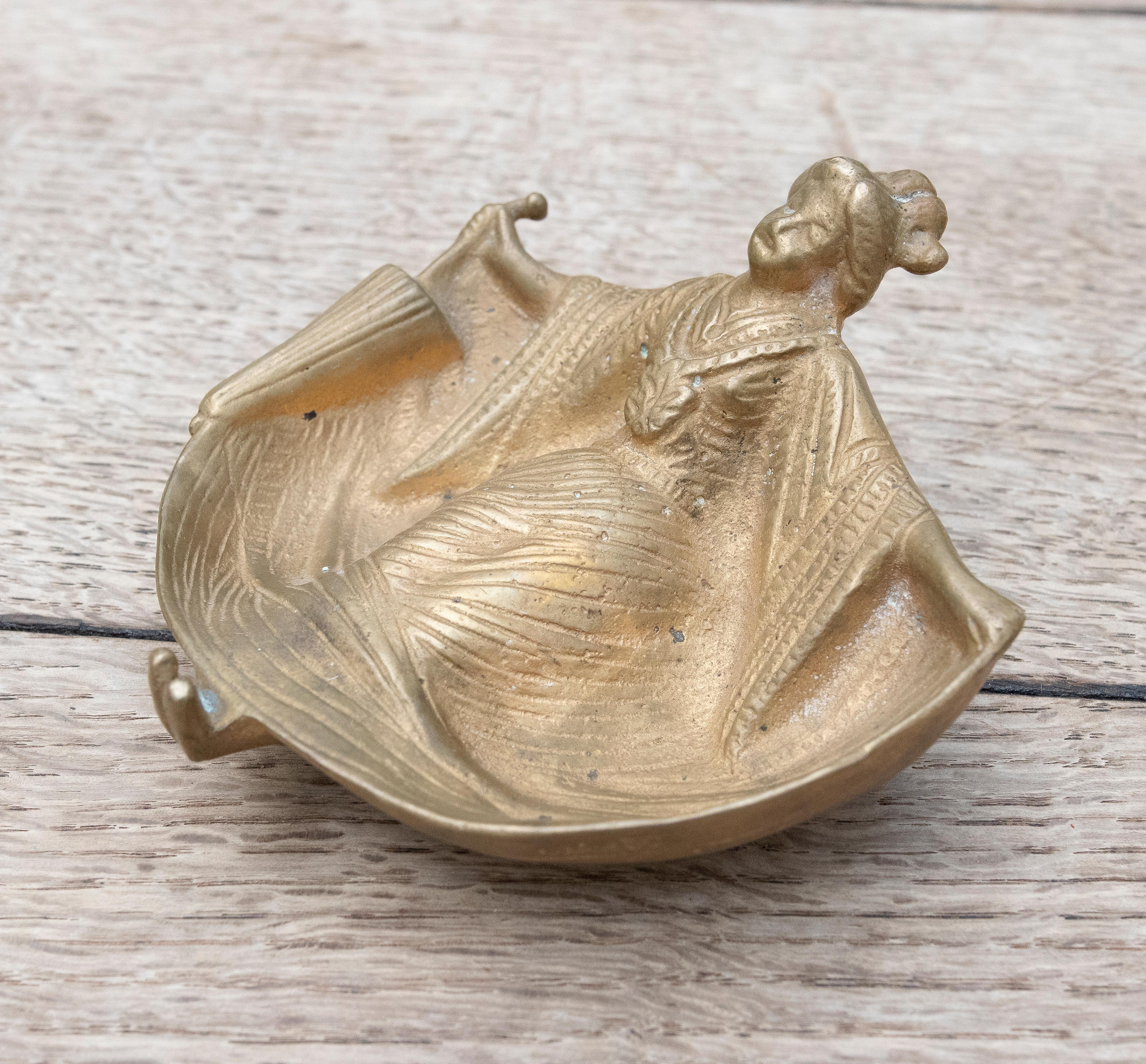 Français Cendrier en bronze des années 1930 représentant une femme habillée à l'avant et nue à l'arrière en vente