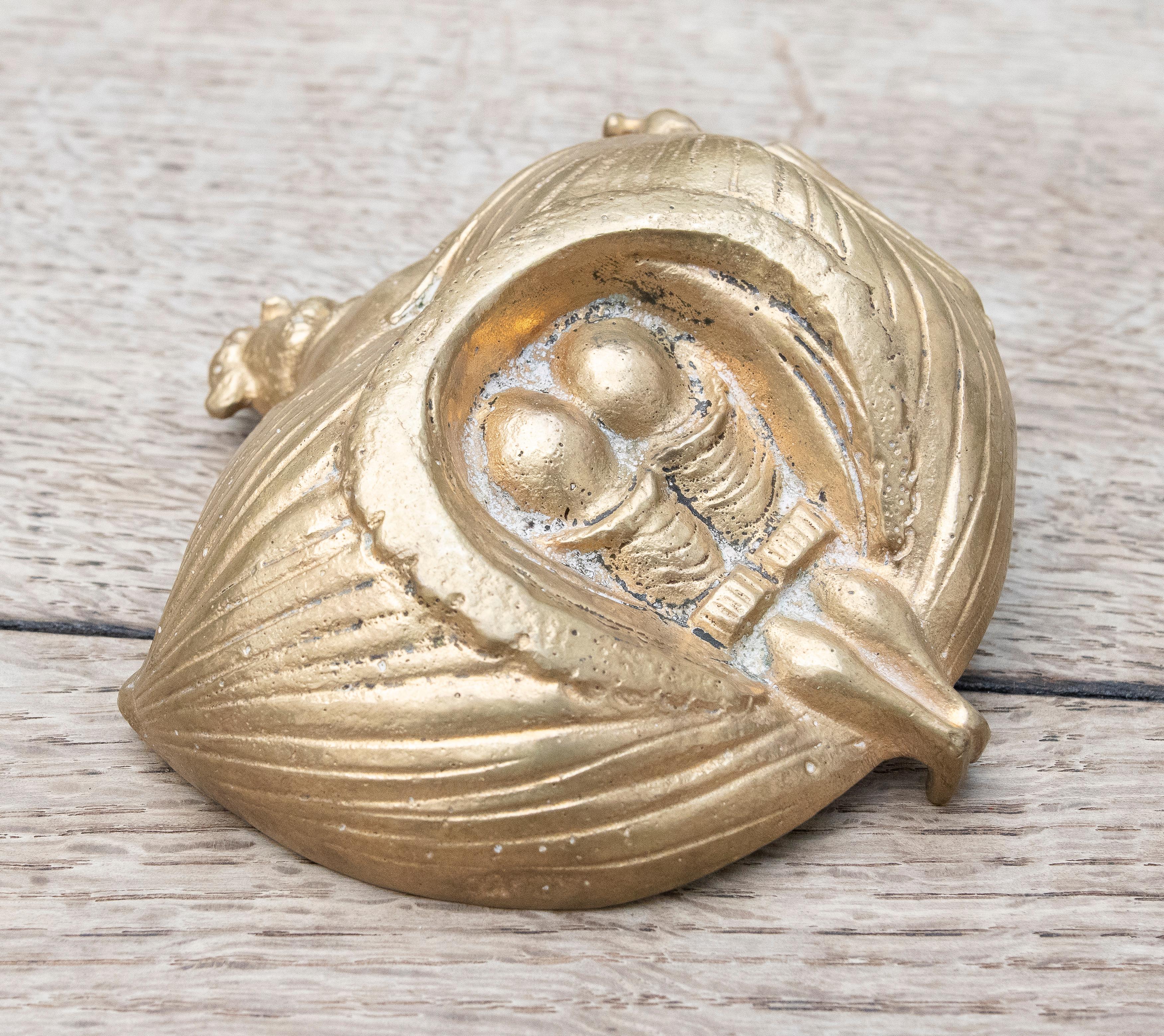 Cendrier en bronze des années 1930 représentant une femme habillée à l'avant et nue à l'arrière en vente 1