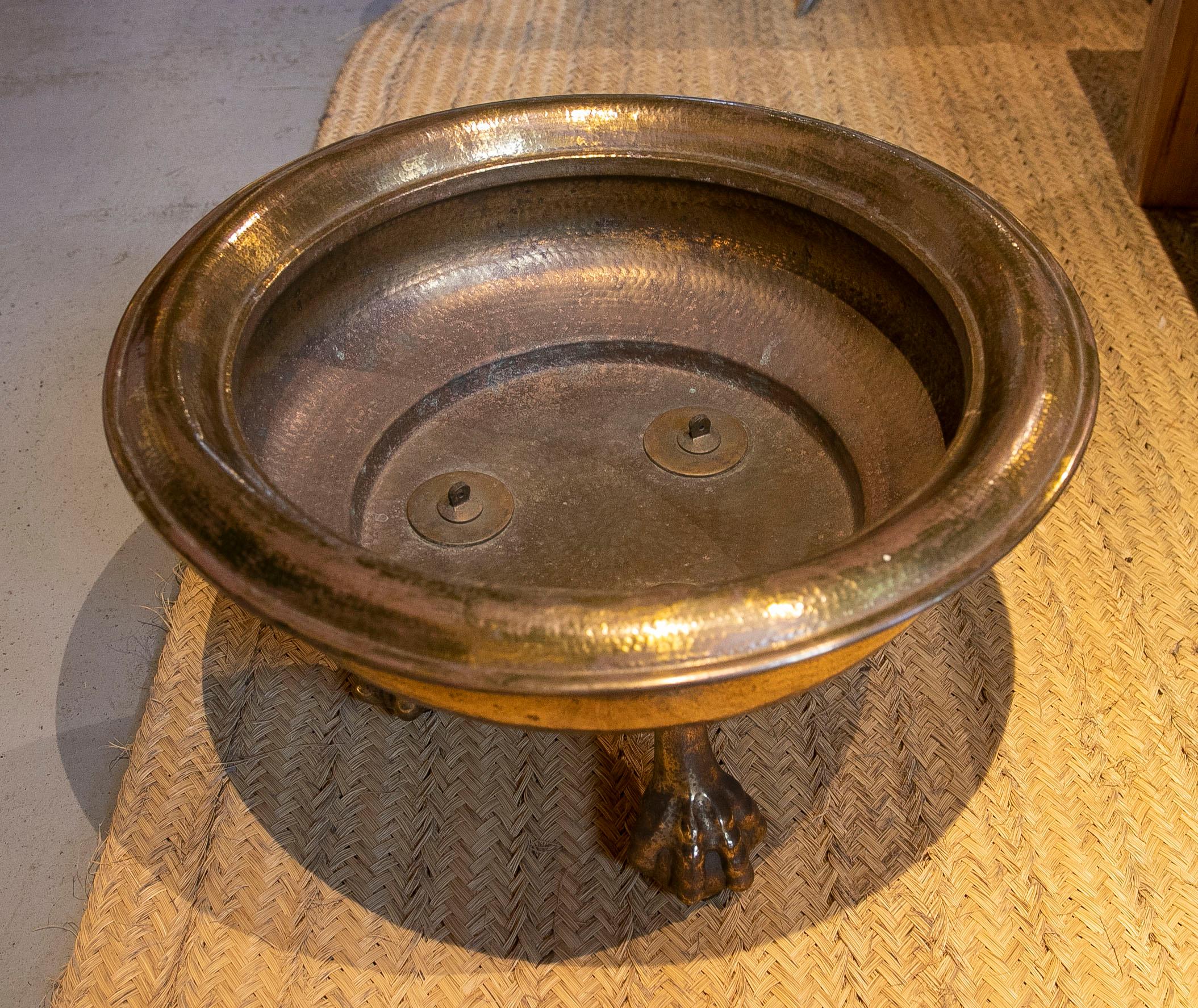 1930s Bronze Brazier with Lion's Claw Feet and Handles  In Good Condition For Sale In Marbella, ES
