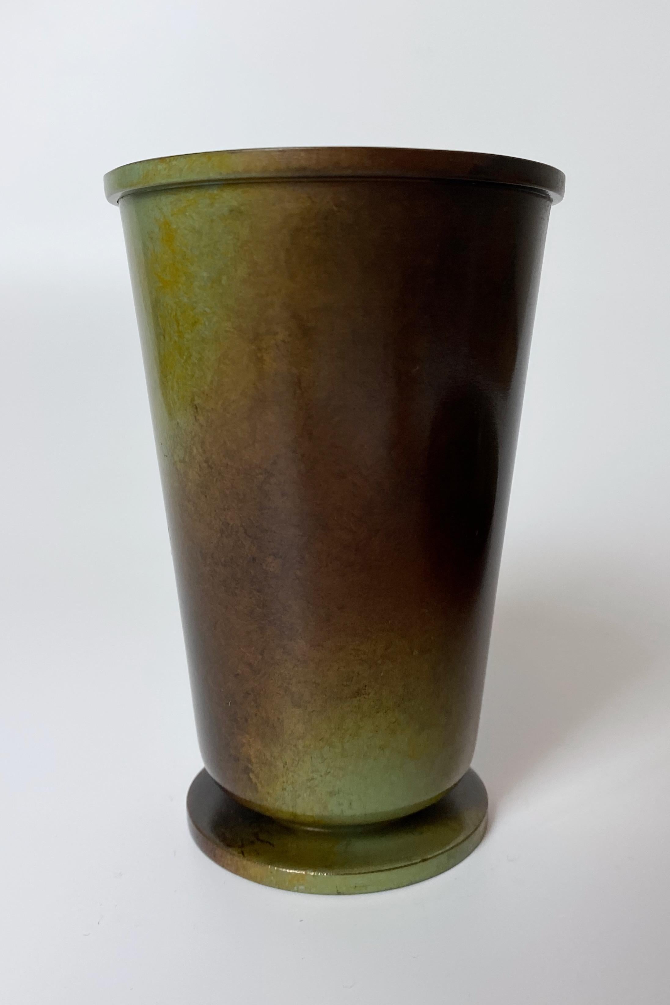 Scandinavo moderno Piatto e vaso in bronzo del 1930 di Ystad Brons in vendita