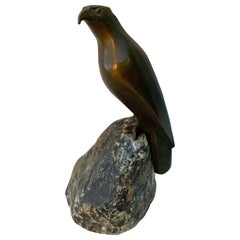 Scultura in bronzo degli anni '30 di Charles Reussner raffigurante un falco seduto su un granito