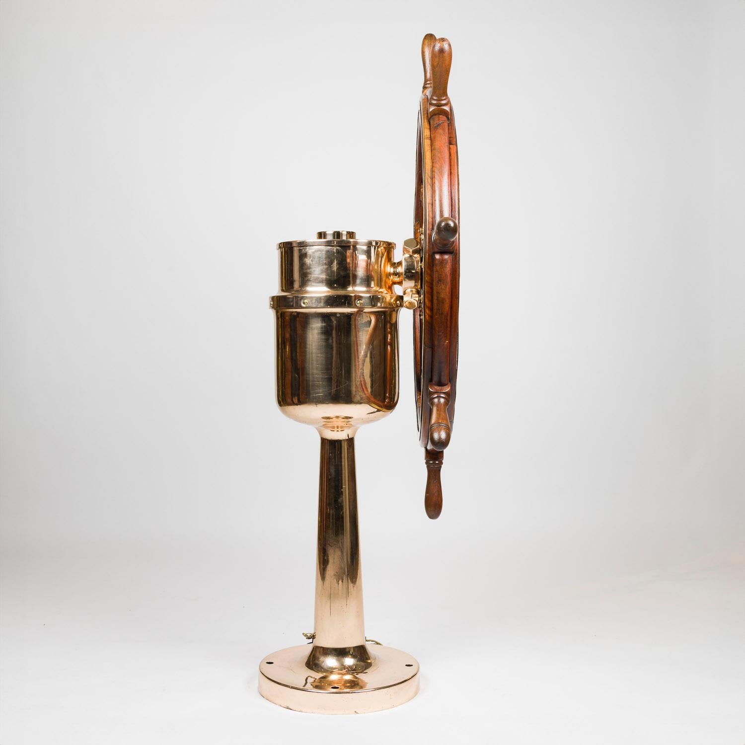 Barre de gouvernail de bateau en bronze avec roue de la Benson Electric Company, Superior, Wisconsin.

Daté : JAN 1930 

La barre indique l'angle du gouvernail à l'aide du pointeur mobile, éclairé par deux feux orange. L'éclairage a été