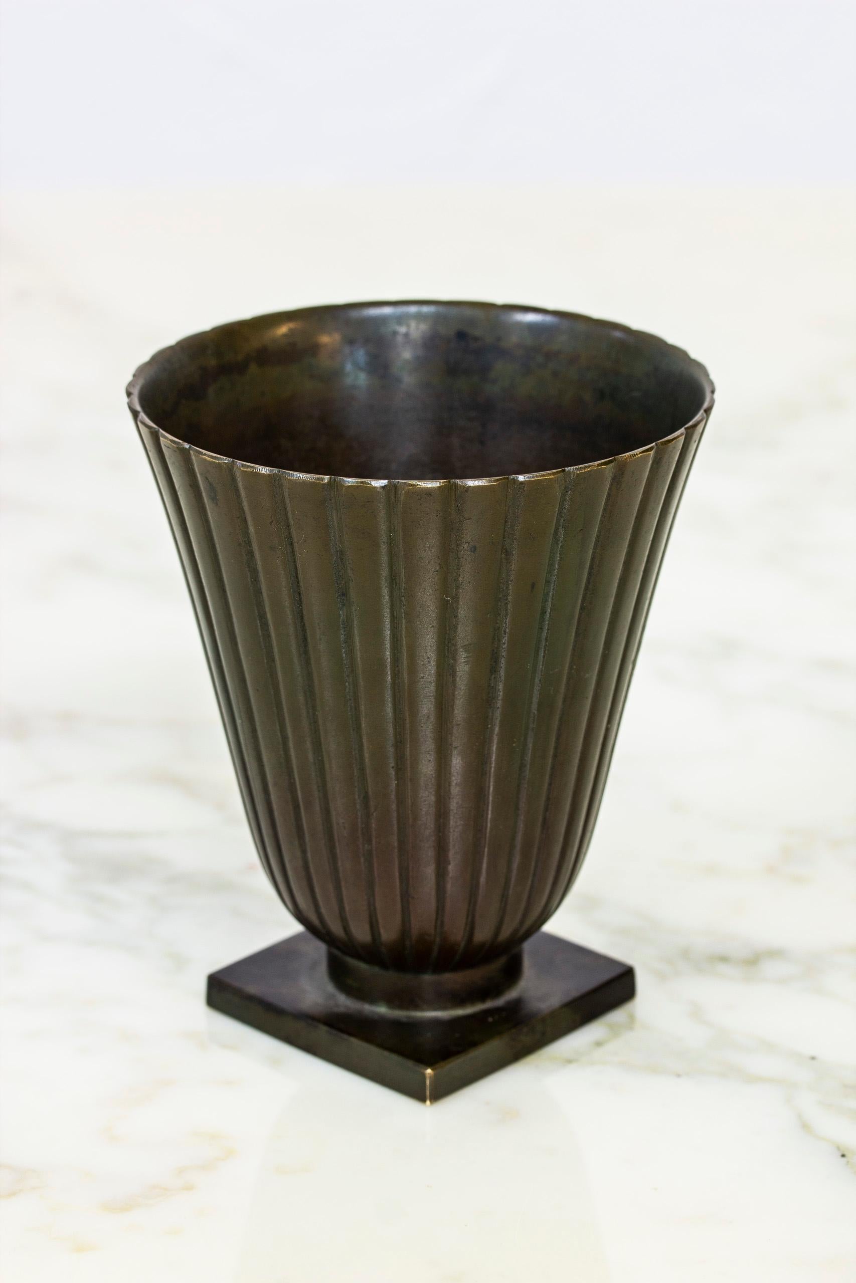 Vase produced by Guldsmedsaktiebolaget, GAB. Made during the 1930s in Stockholm, Sweden. Made from bronze with dark green patina. Signed underneath GAB and model number 69. Very good vintage condition with light age related patina.