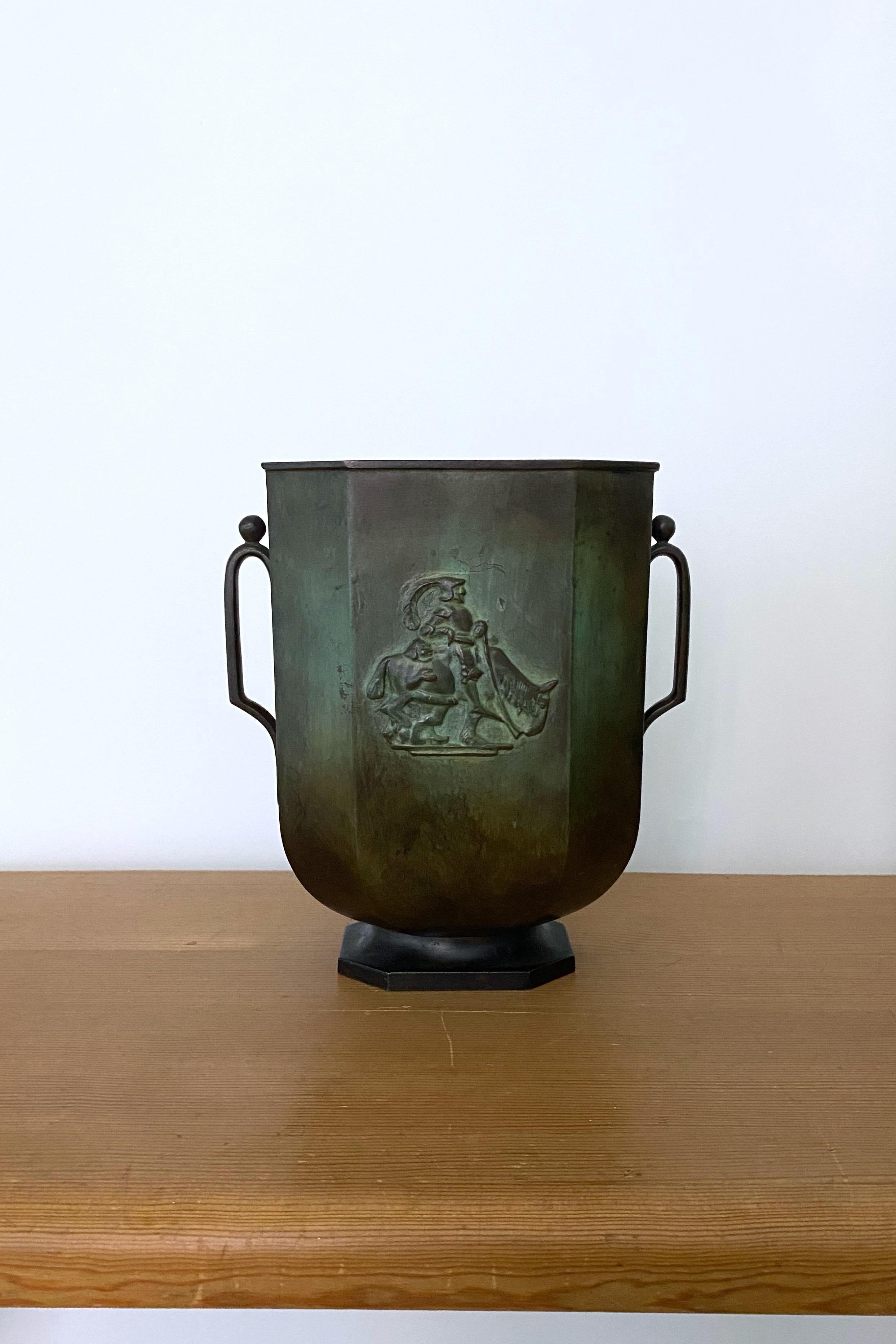 Beeindruckendes Paar Bronzevasen aus den 1930er Jahren von Just Andersen für GAB. Das Design zeigt Spuren des neoklassischen schwedischen Anmutungsstils mit einem urnenförmigen Körper und eleganten Griffen an beiden Seiten. Verziert mit einem