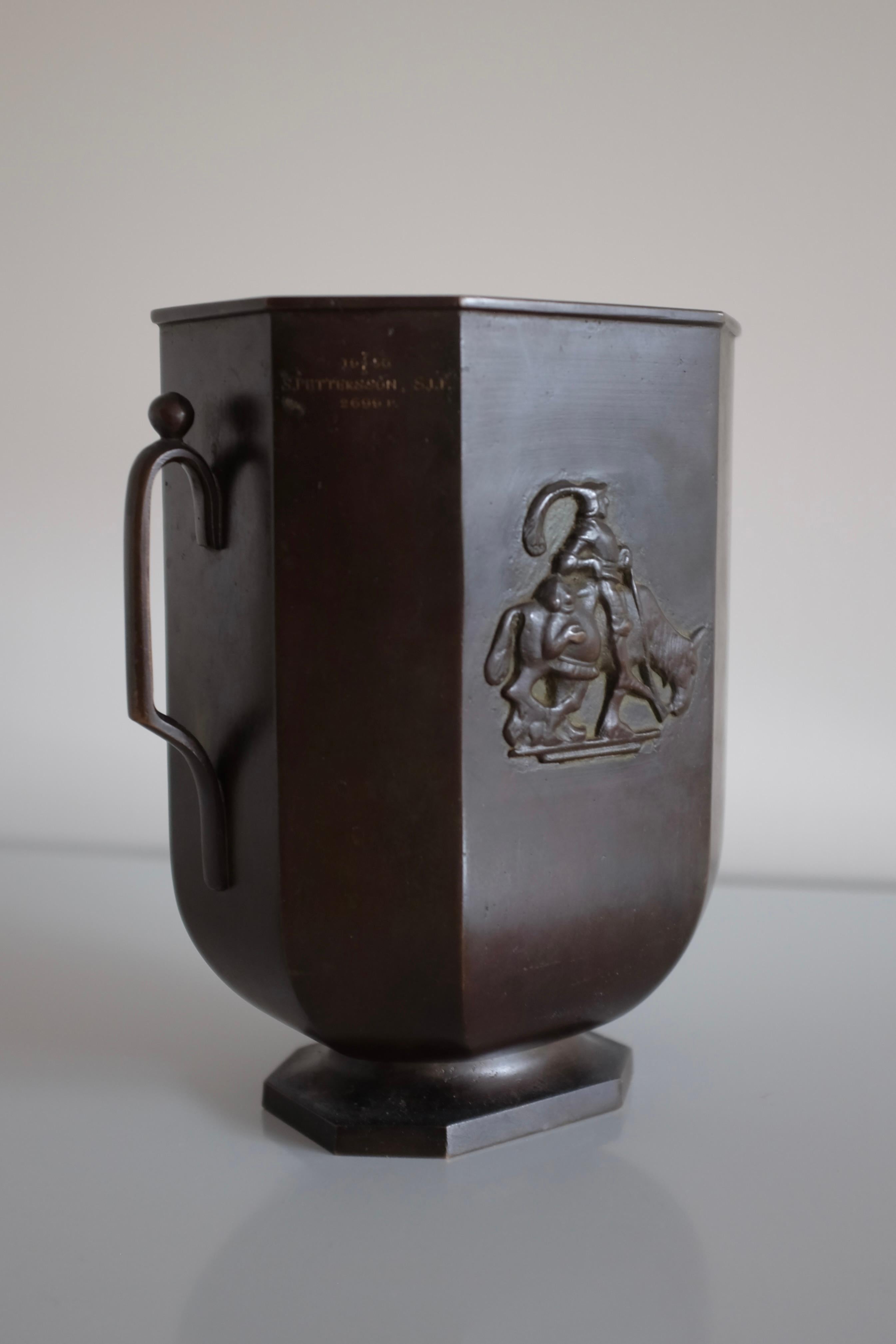 Vase en bronze des années 1930 par Just Andersen pour GAB. Le design porte les marques du style néoclassique suédois avec un corps en forme d'urne et d'élégantes poignées sur les deux côtés. Avec des inscriptions sur les deux côtés. En bon état,