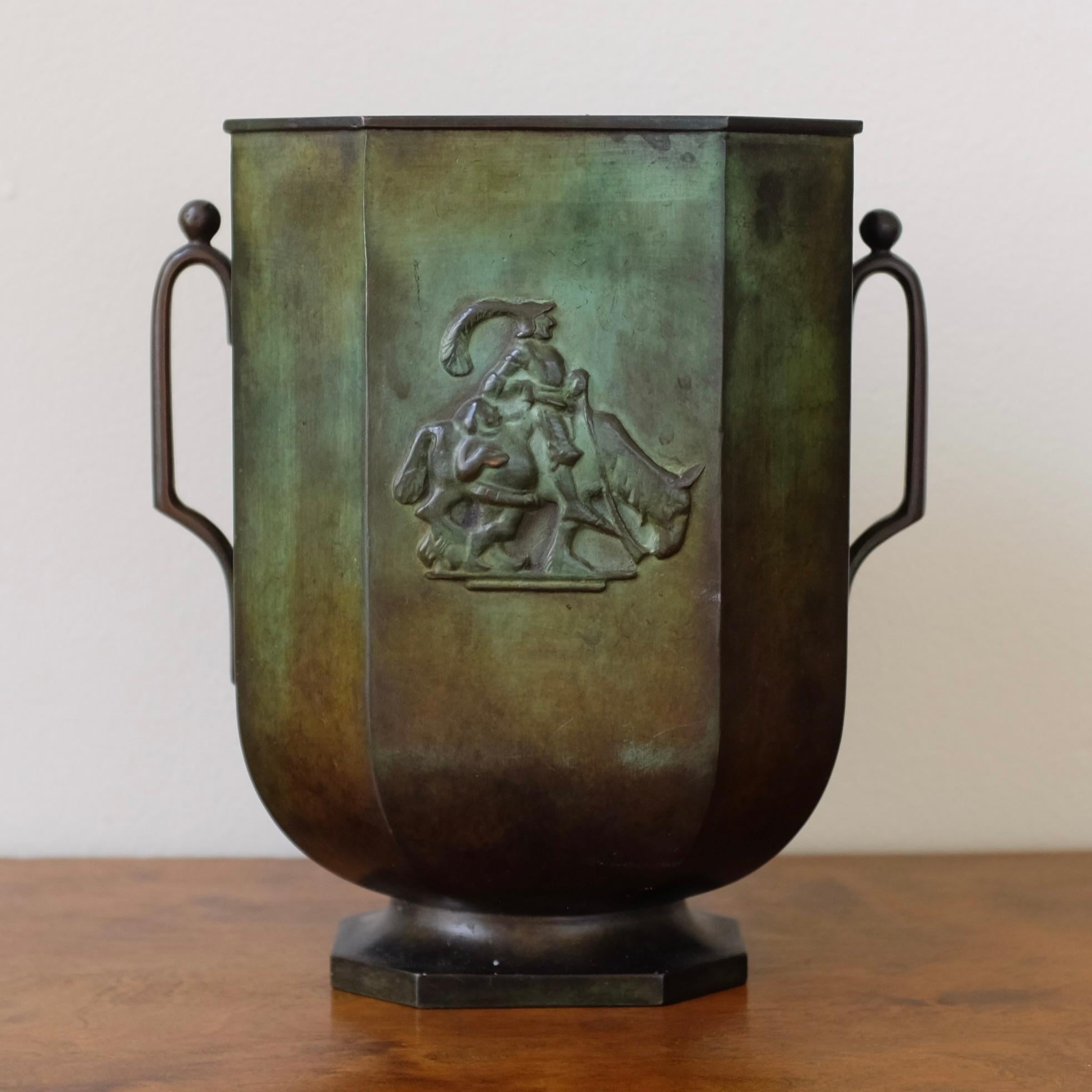 Vase en bronze des années 1930 par Just Andersen pour GAB. Le design porte les marques du style néoclassique suédois avec un corps en forme d'urne et d'élégantes poignées sur les deux côtés. En très bon état avec une usure appropriée à