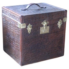 1930er Brown "Cube Shape" Hat Trunk, Brown Steamer Trunk, Brown Travel Trunk