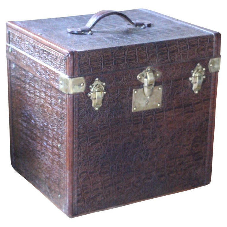 1930s Brown "Cube Shape" Hat Trunk, Brown Steamer Trunk, Brown Travel Trunk For Sale