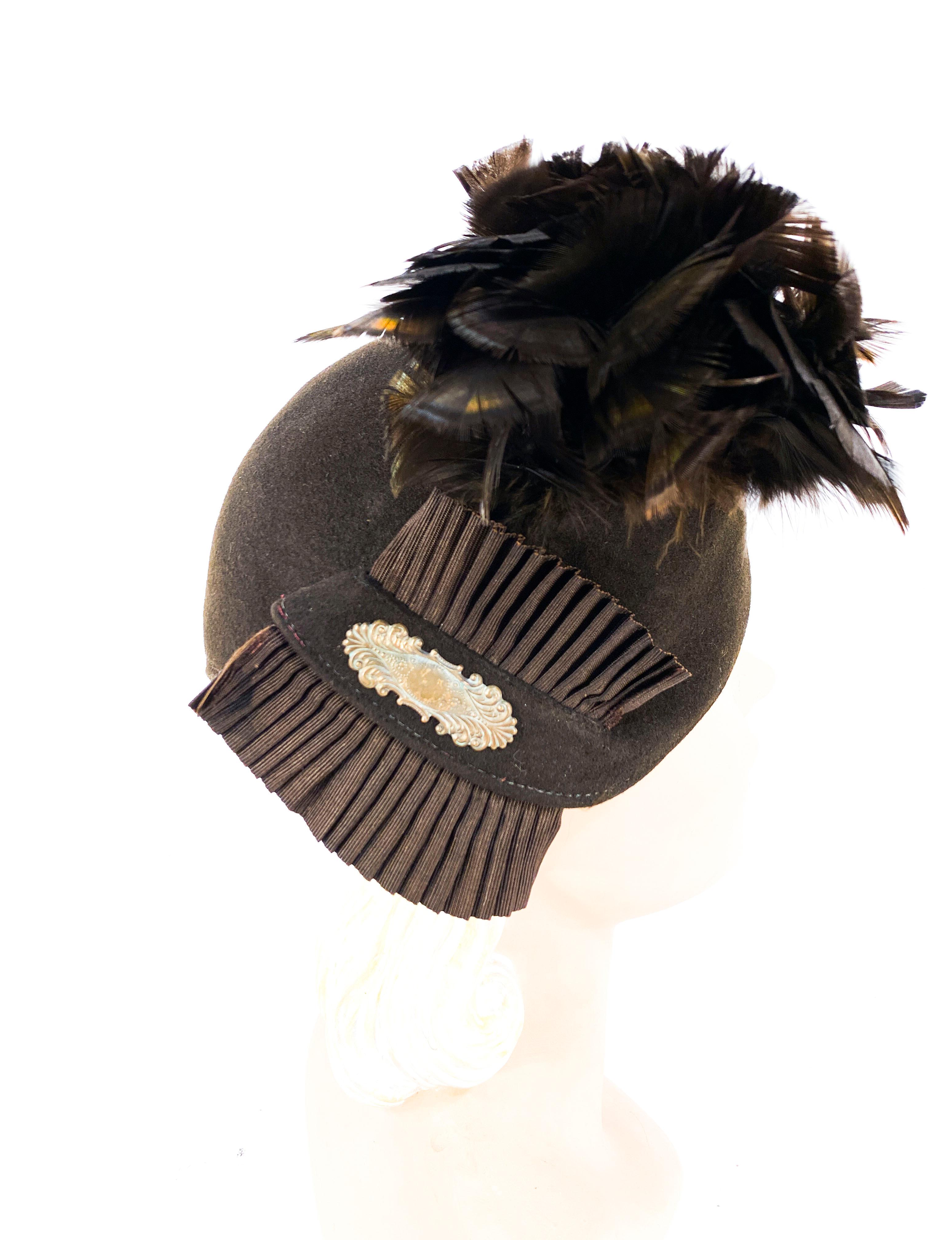 1930s Brown Sculpted Felt Hat with Feather and Ribbon Accents In Good Condition For Sale In San Francisco, CA