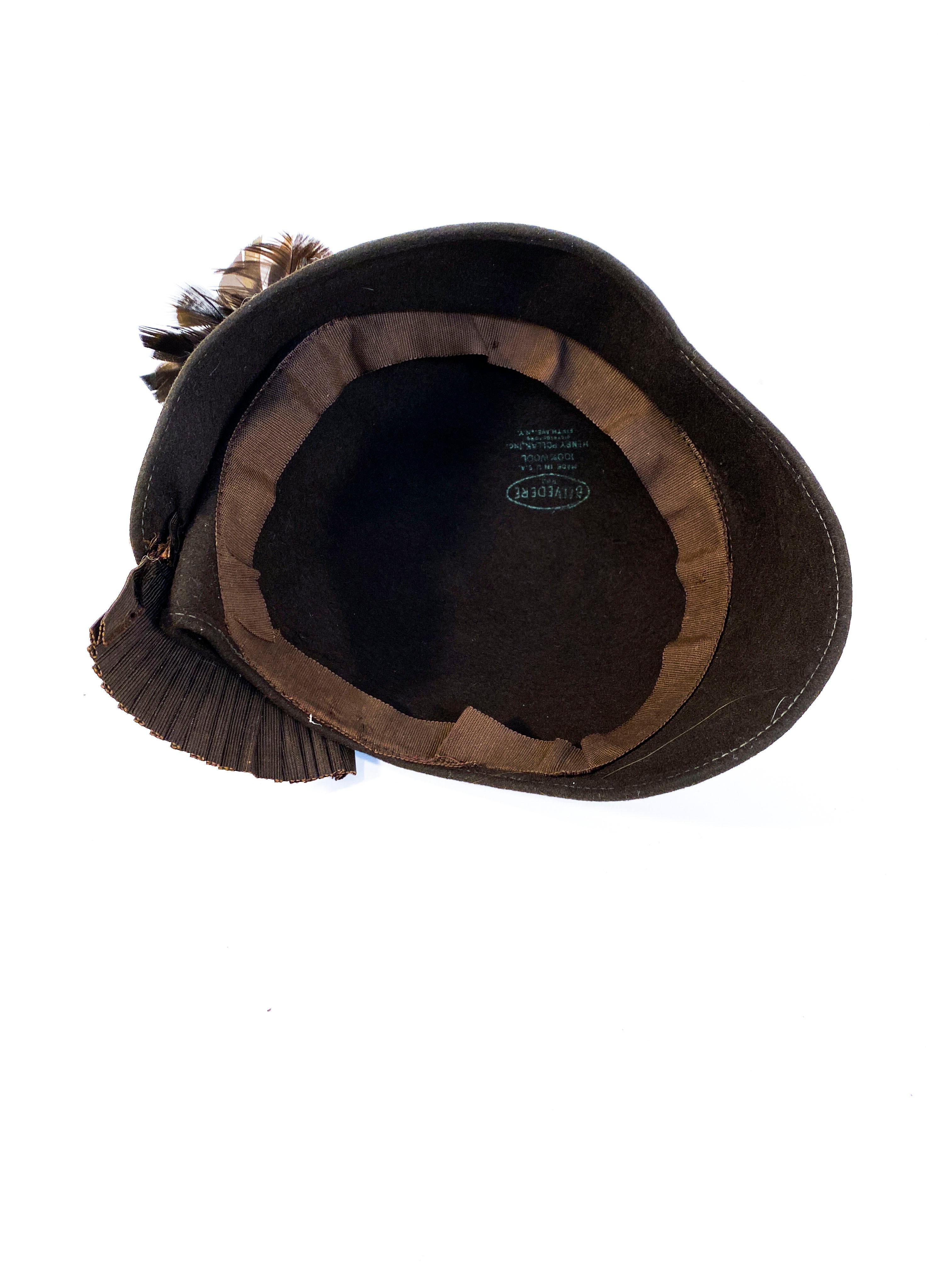 Chapeau en feutre sculpté des années 1930, de couleur Brown, avec plumes et rubans. en vente 1