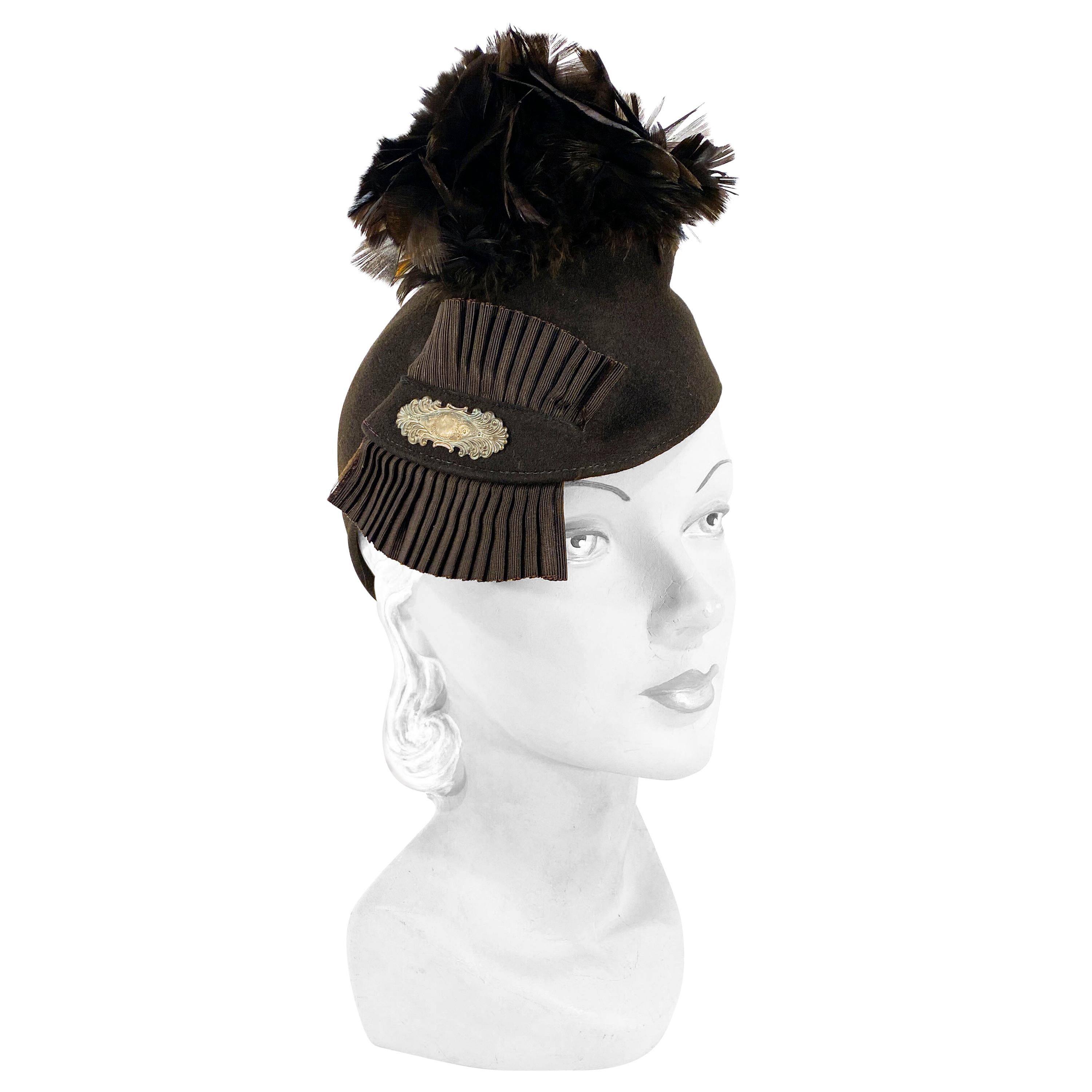 Chapeau en feutre sculpté des années 1930, de couleur Brown, avec plumes et rubans. en vente