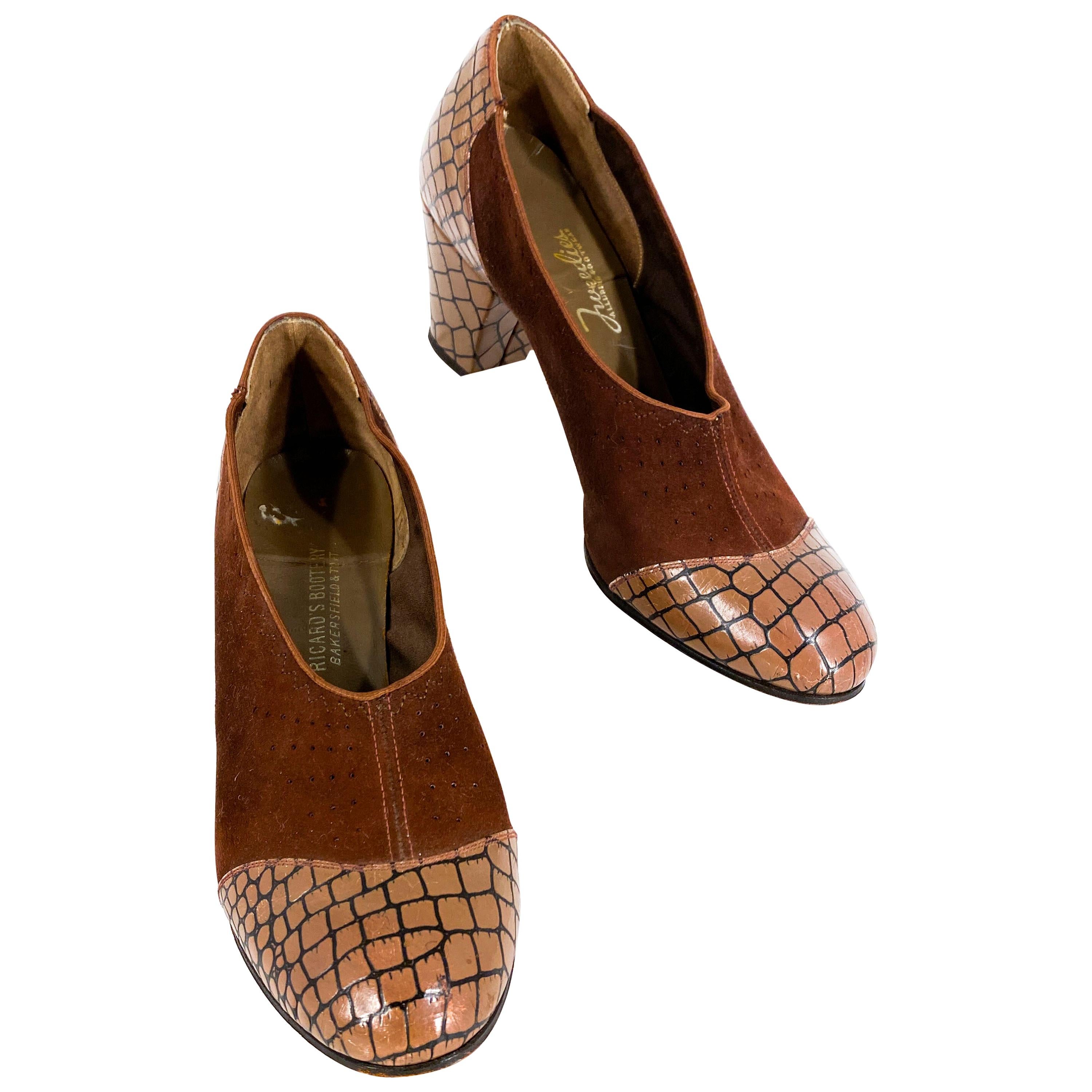 Chaussures à talon en daim et alligator marron à motif des années 1930 en vente