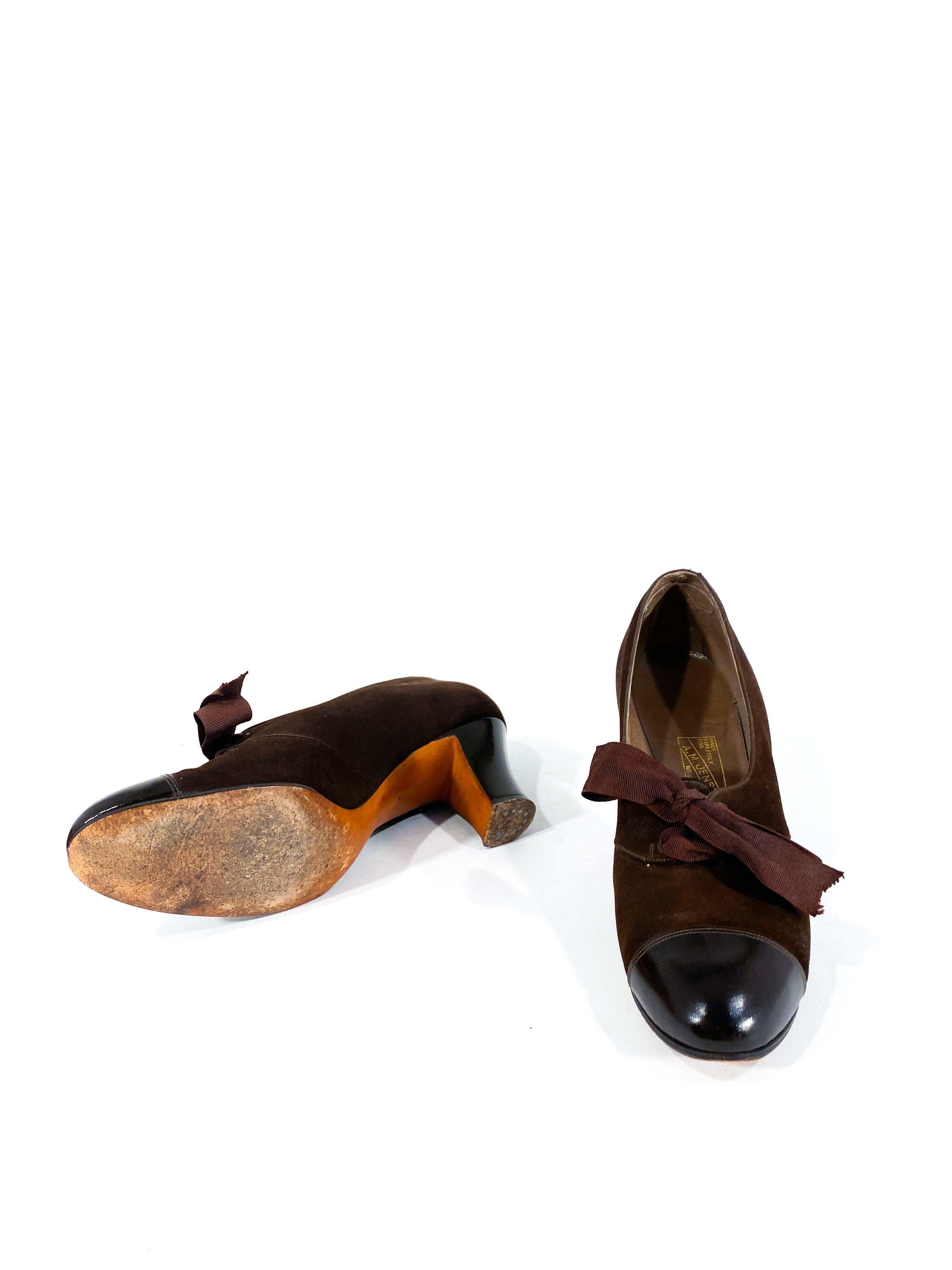 Noir Chaussures à talons en daim et cuir marron des années 1930 en vente