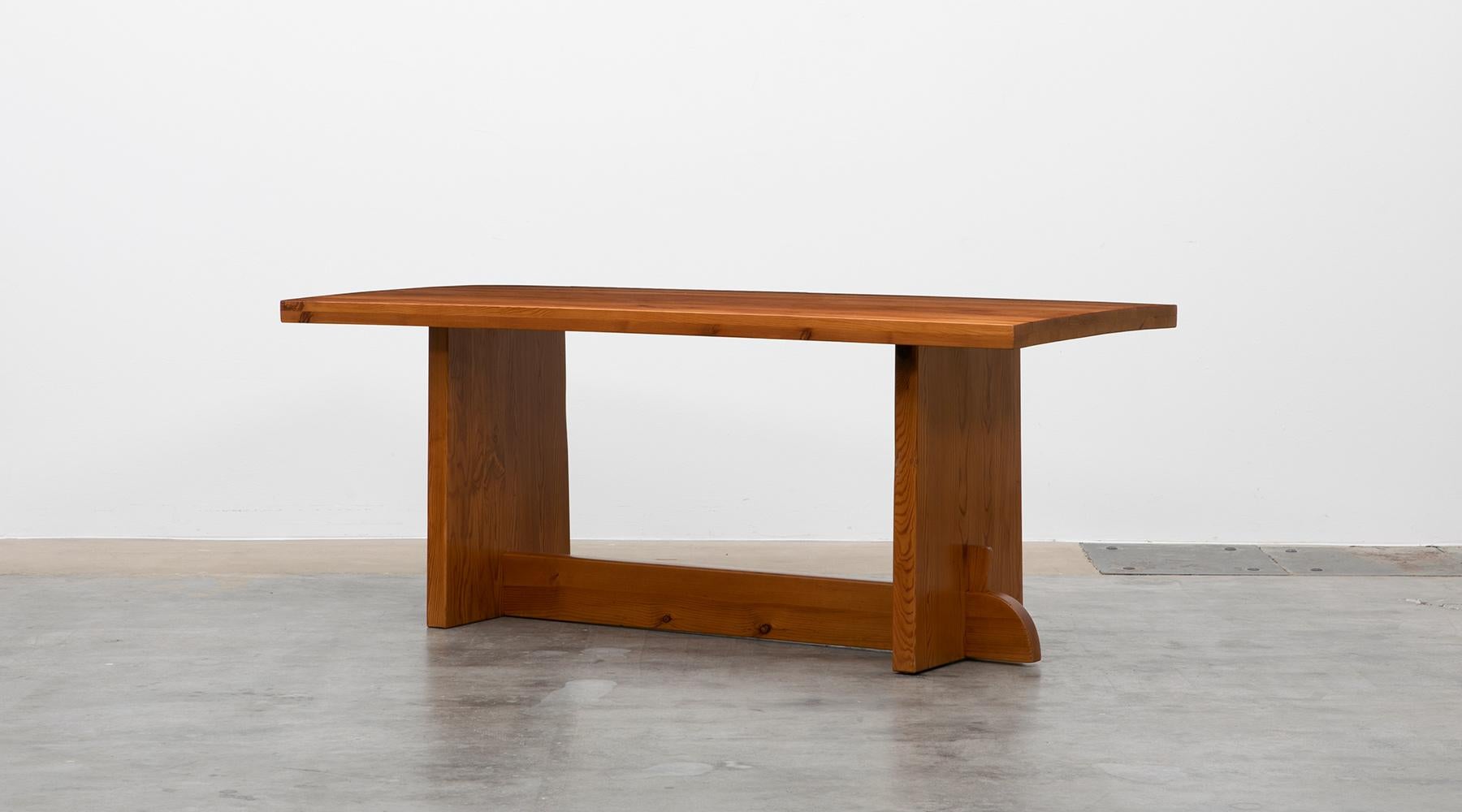 Dining table in pine, very good condition, Axel Einar Hjorth, Sweden, 1932.

The Swedish modernist Axel-Einar Hjorth is best know for his modern reduced design. This Table is one of his masterpieces with beautifully grained Oregon pine with matte