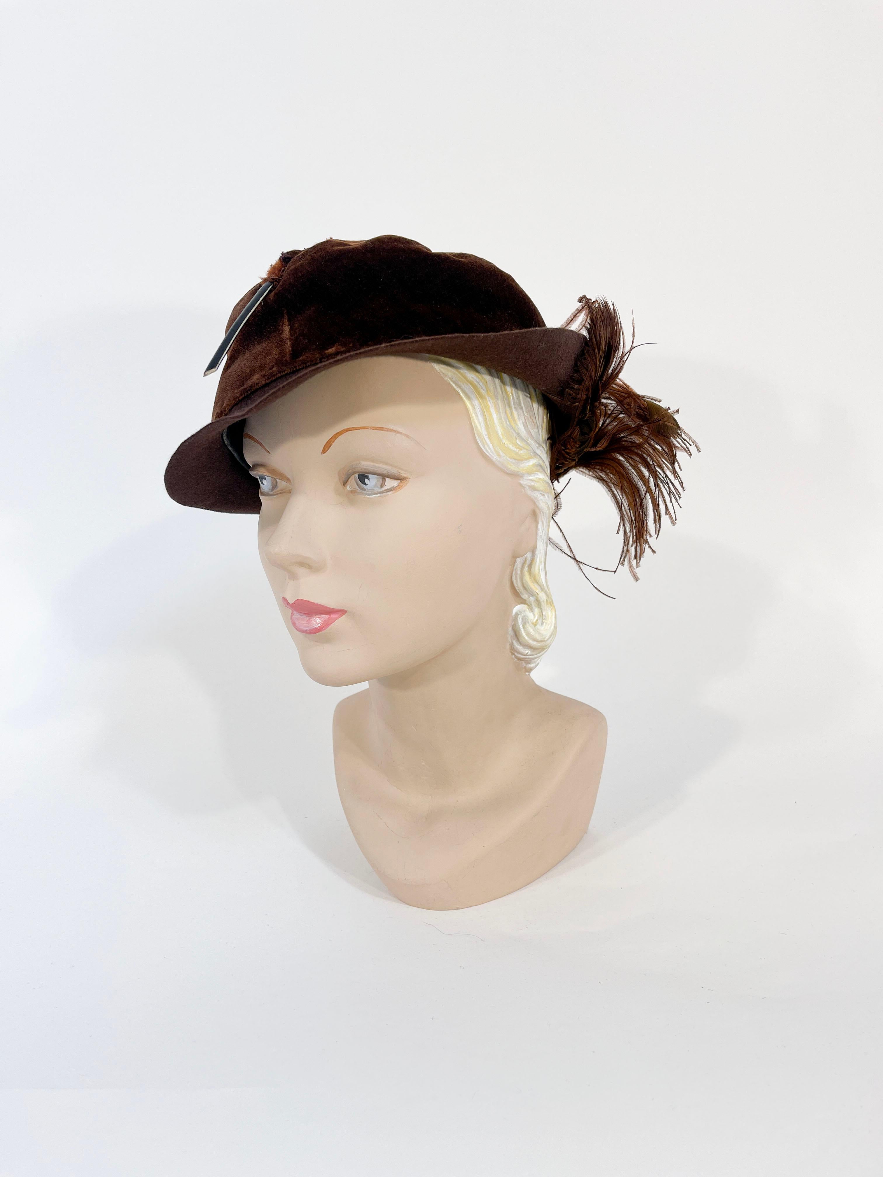 1930s Brown Wool and Velvet Hat with Feather Decoration For Sale 3