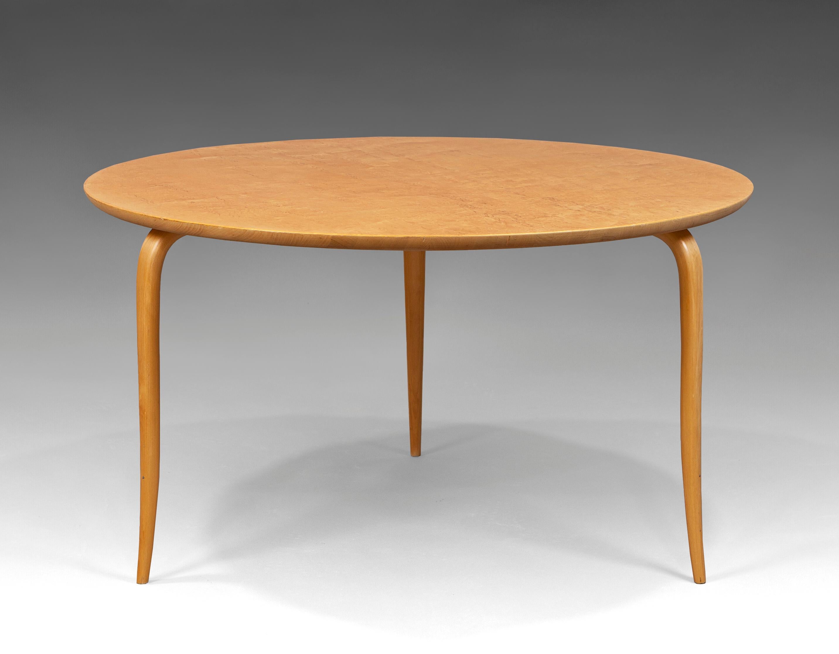 Tisch „Annika“ von Bruno Mathsson für Karl Mathsson, Schweden, Ende der 60er-Jahre (dated 1969)
Beine aus Birke und Platte aus karelianischer Birke.
 