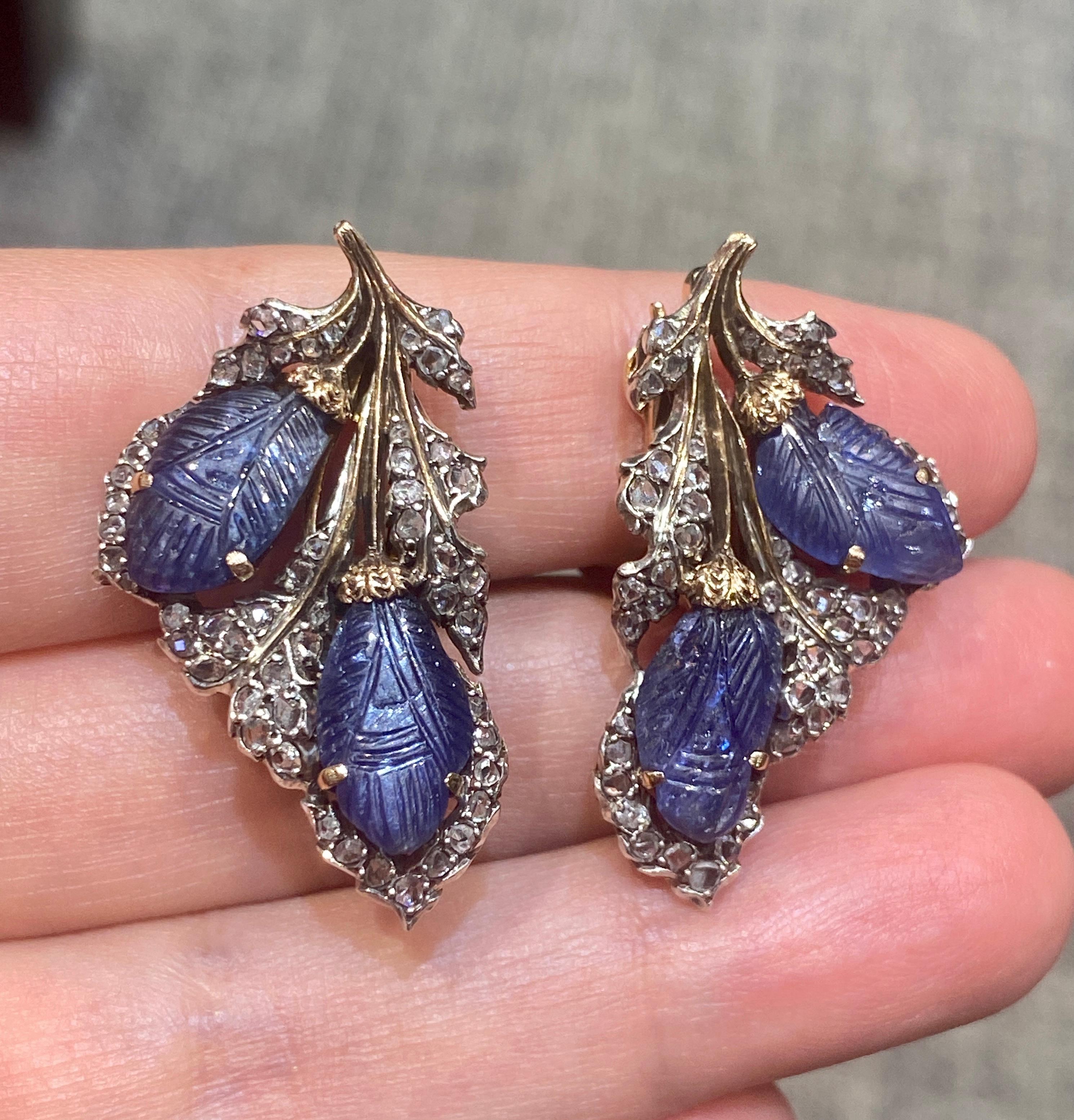 Le design de ces boucles d'oreilles Buccellati des années 1930 s'articule autour de 4 saphirs gravés. Les boucles d'oreilles sont ornées de diamants taillés en rose et serties d'argent et d'or 18k. Bien qu'il s'agisse d'un clip, il est possible