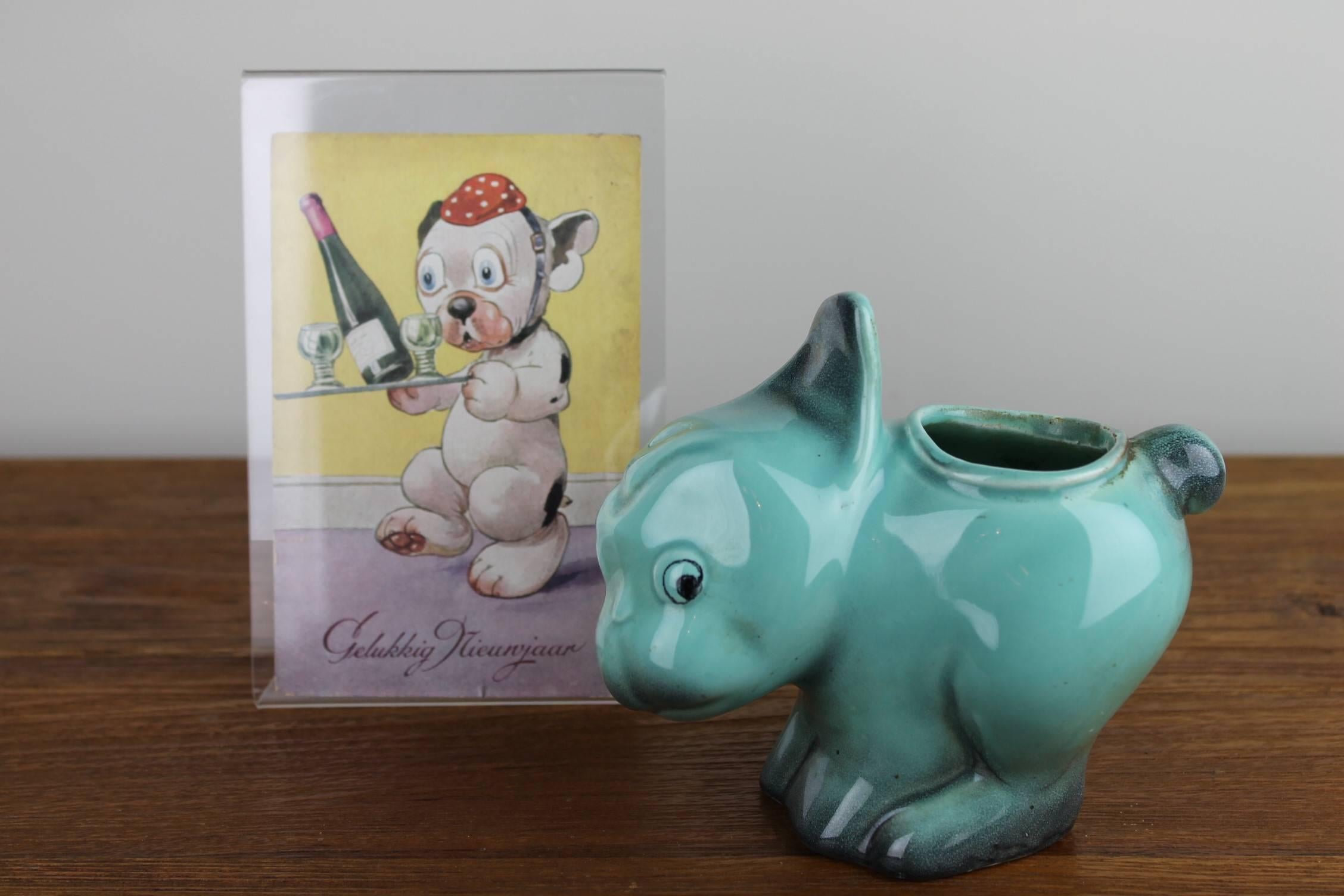 Niedliche Art Deco Bulldogge oder Bonzo Karikatur von Faiencerie Thulin Belgien. 
Die Skulptur Comical Dog oder Dog Planter stammt aus den 1930er Jahren.
Es handelt sich um eine grüne, handbemalte, glasierte Keramikskulptur mit der Nummer 87 und der