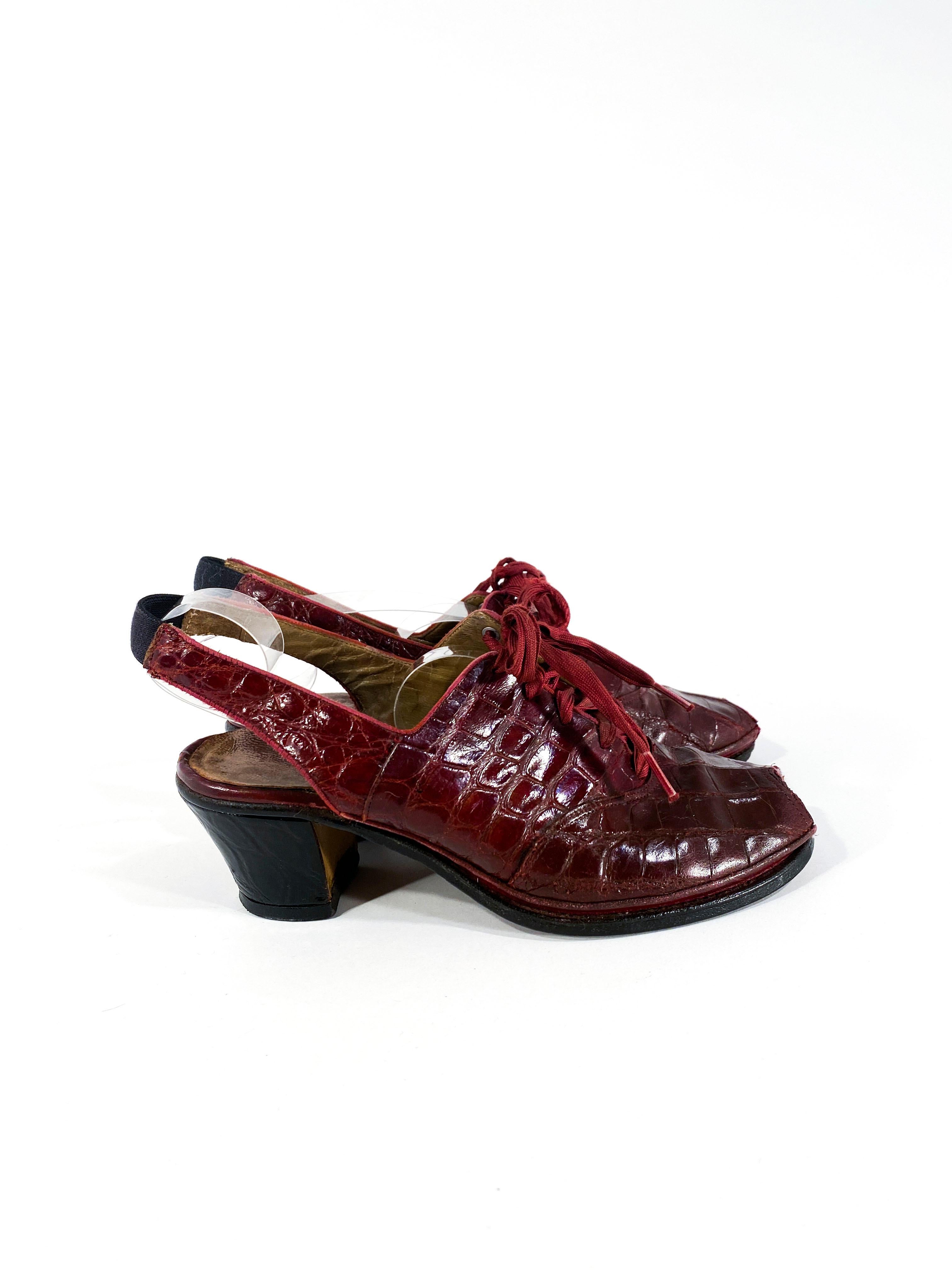 1930er Jahre Burgunderfarbene Alligator-Absatzschuhe mit Sling-Back (Schwarz)