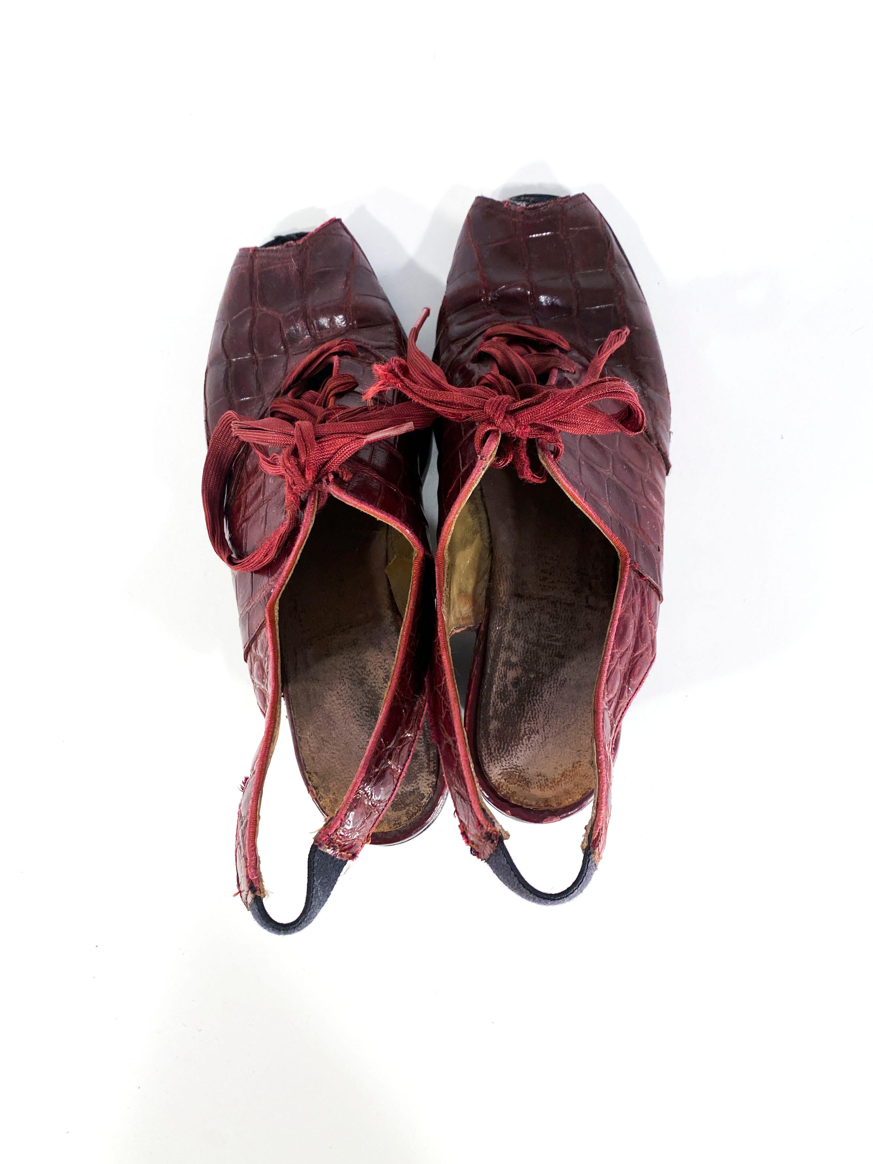  Chaussures à talons à talons en alligator bourgogne des années 1930 Pour femmes 
