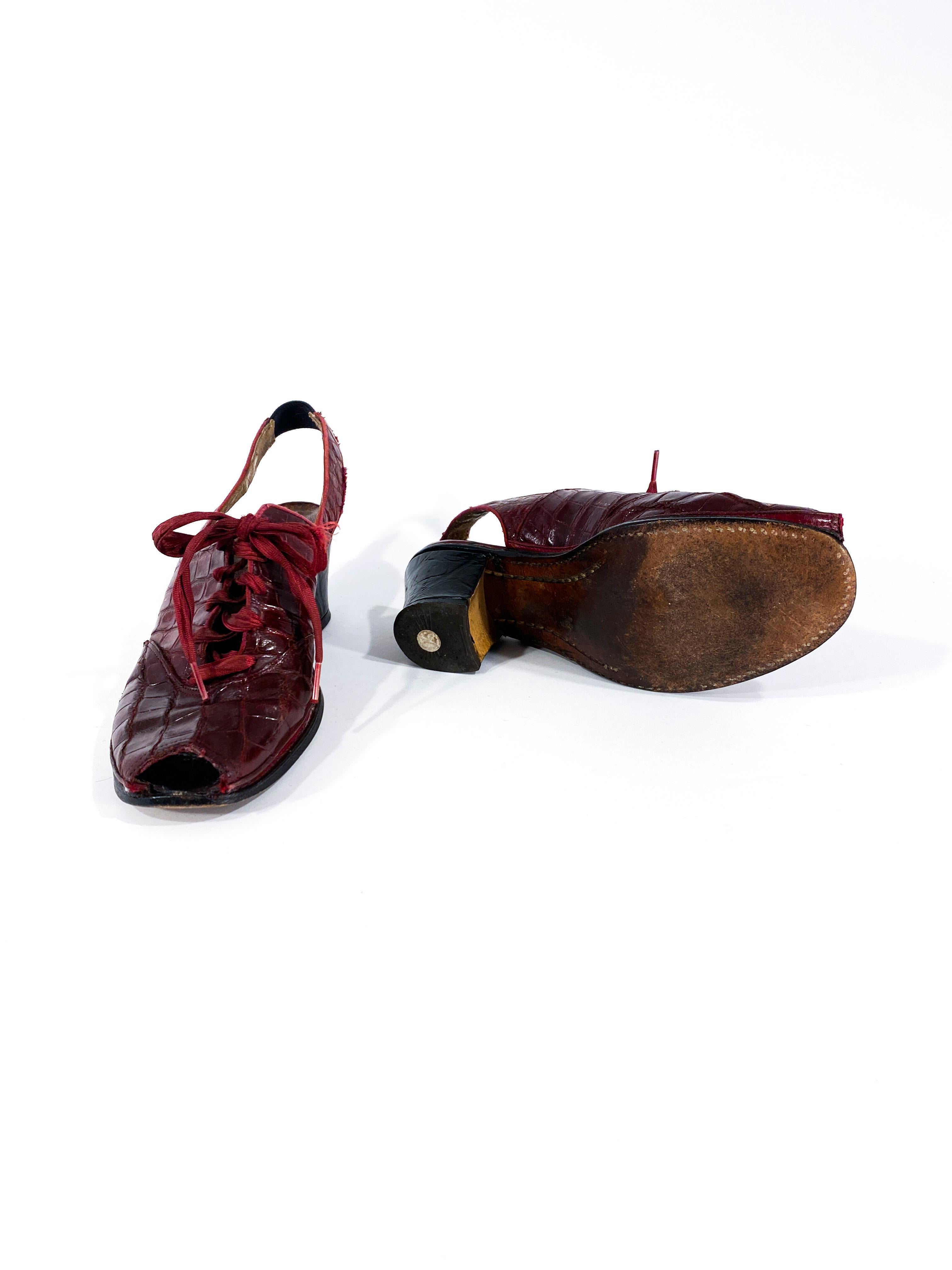 Chaussures à talons à talons en alligator bourgogne des années 1930 1