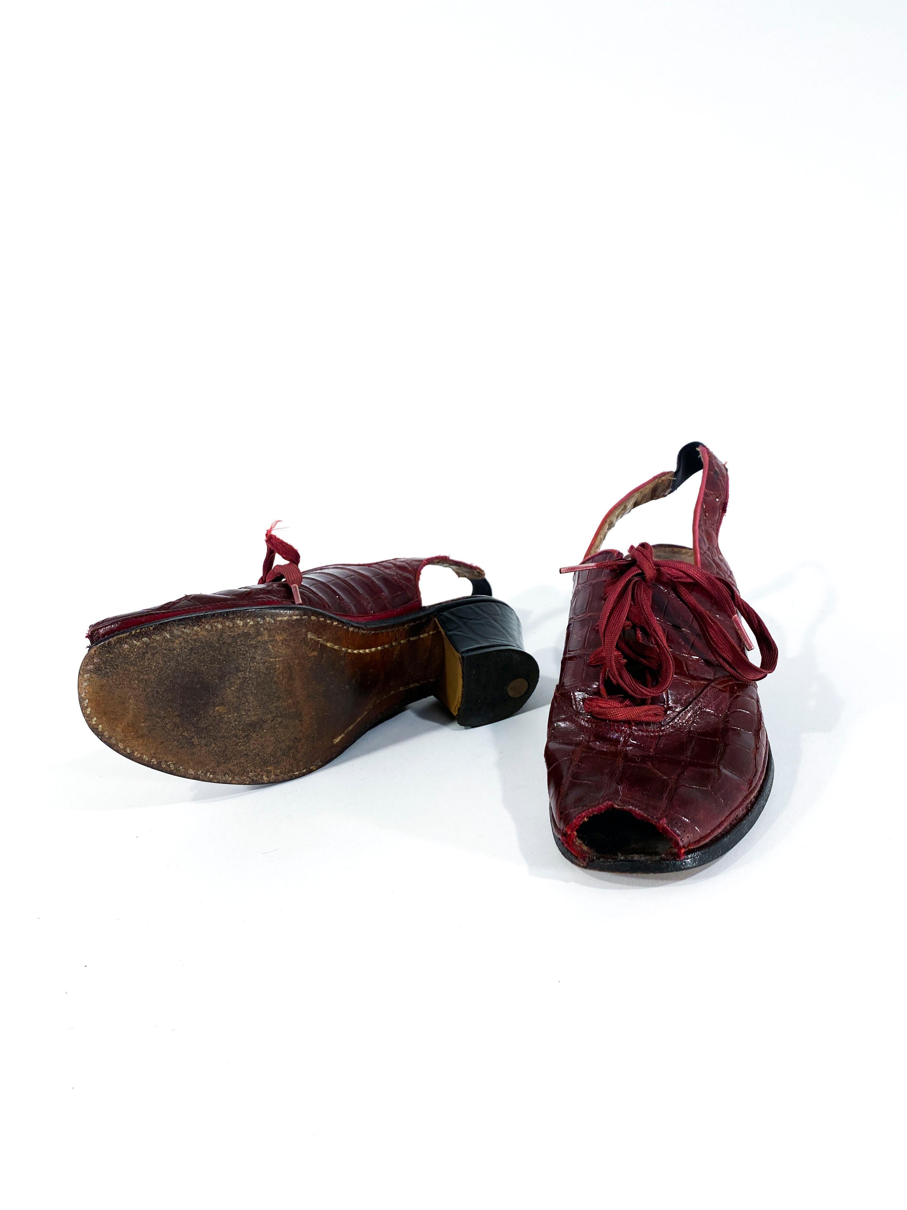 Chaussures à talons à talons en alligator bourgogne des années 1930 2