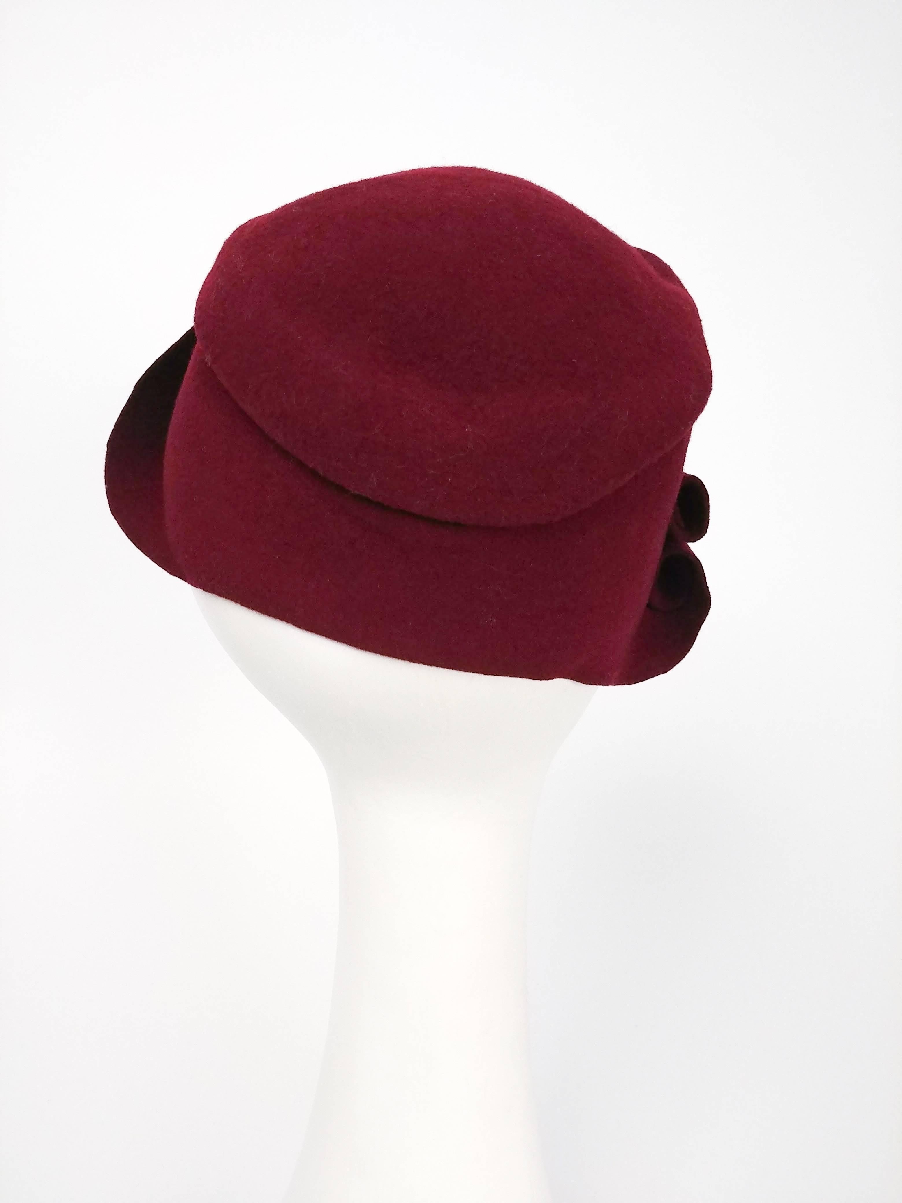1930s Burgundy Pleated Wool Felt Hat In Good Condition In San Francisco, CA
