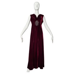 Robe en velours bourgogne et strass des années 1930