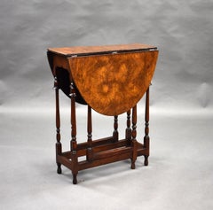 Table d'appoint en loupe d'orme des années 1930 à pied araignée
