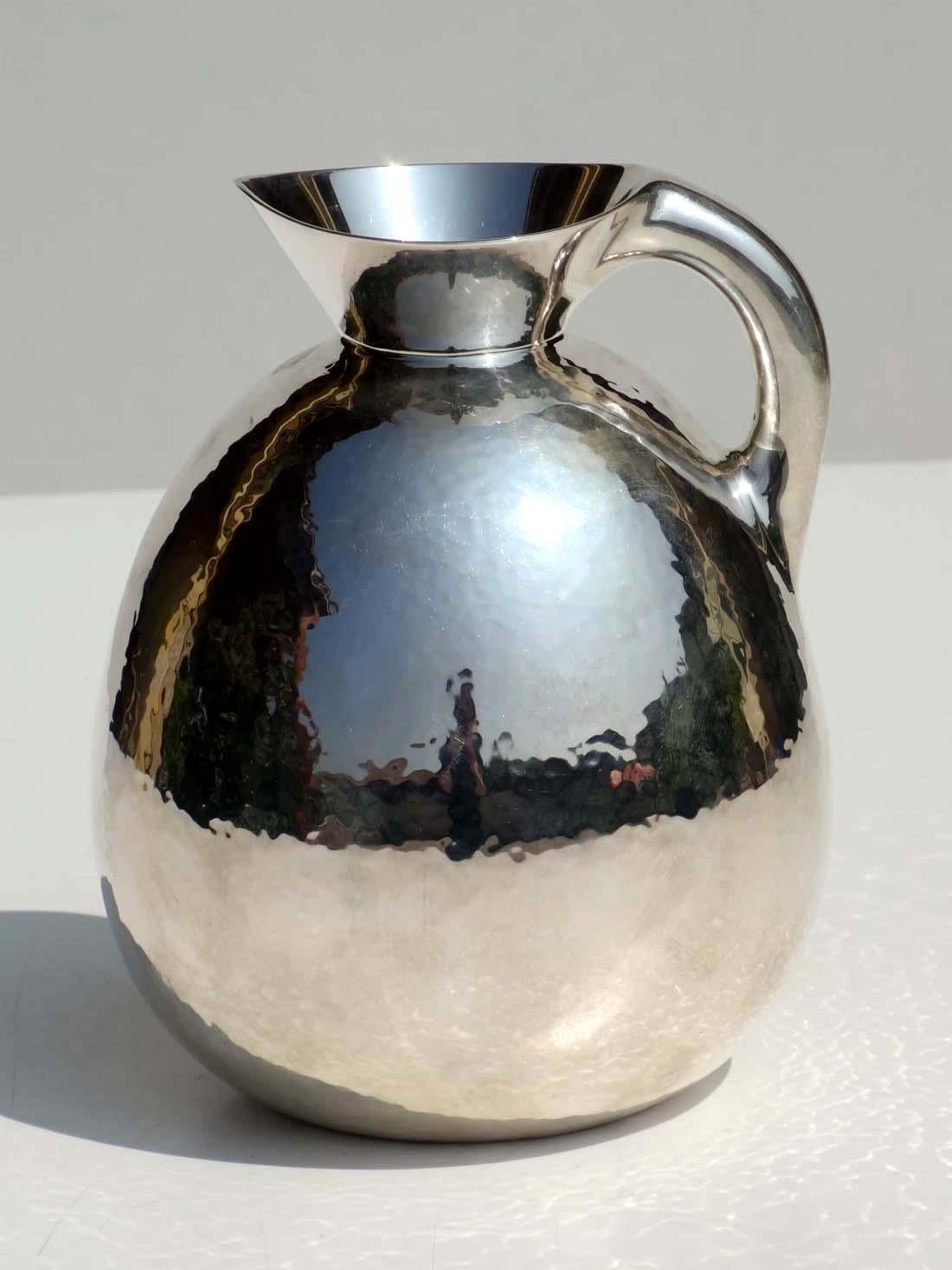 Vase pichet en argent Art Déco
Parfait état
Poids : 530 g.