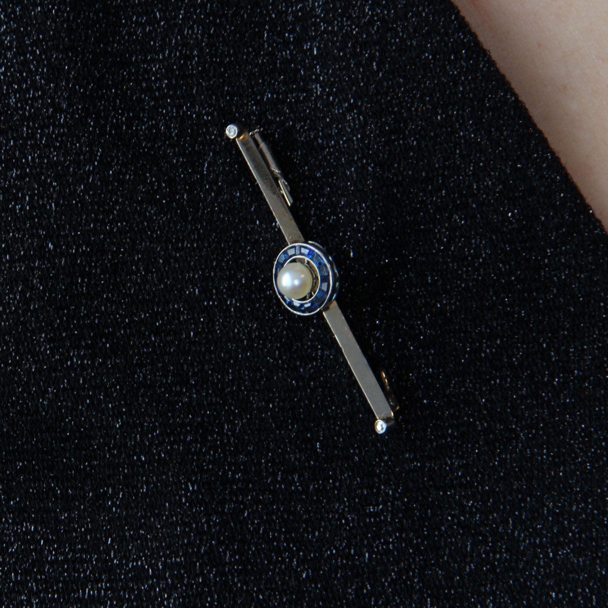 1930s Calibrated Sapphires Cultured Pearl 18 Karat White Gold Barrette Brooch In Good Condition For Sale In Poitiers, FR