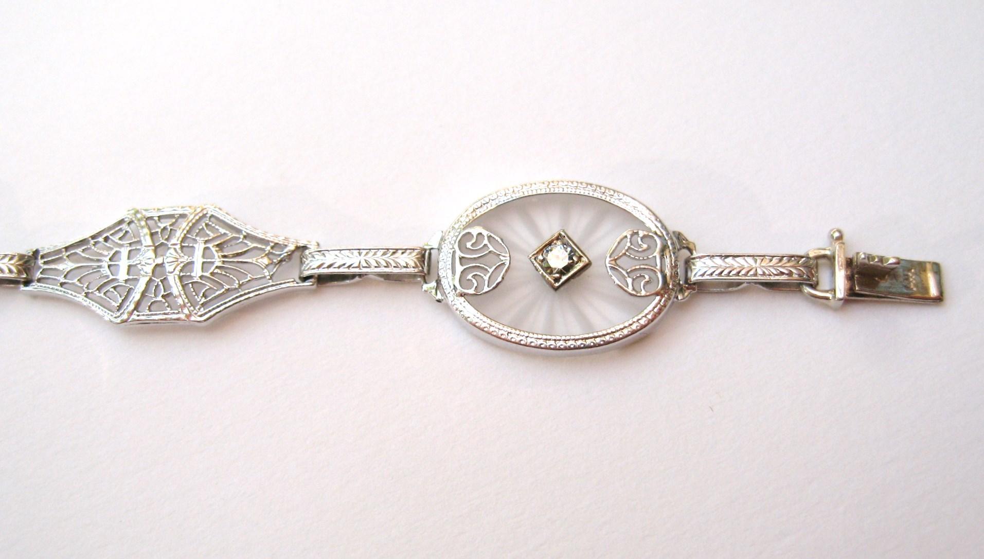1930er Jahre Camphor Glas-Diamant-Armband aus 14 Karat Weißgold Damen im Angebot