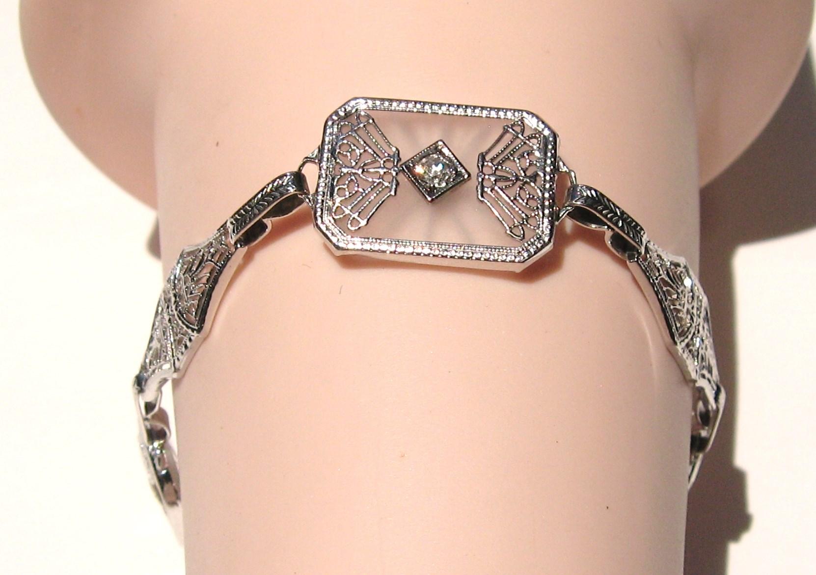 1930er Jahre Camphor Glas-Diamant-Armband aus 14 Karat Weißgold im Angebot 3