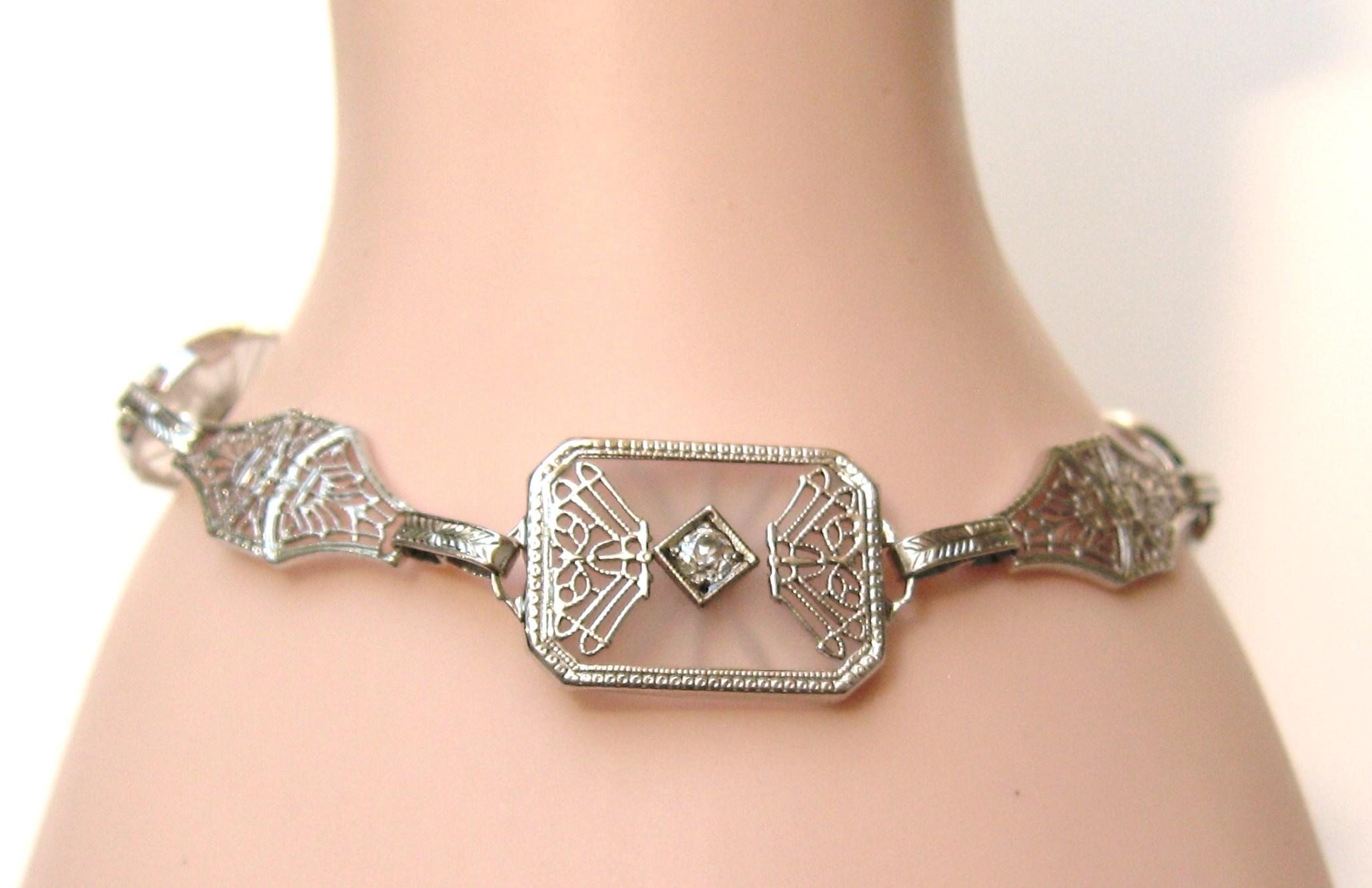 diamant en verre camphré des années 1930  bracelet en or blanc 14 carats. Mesure 7