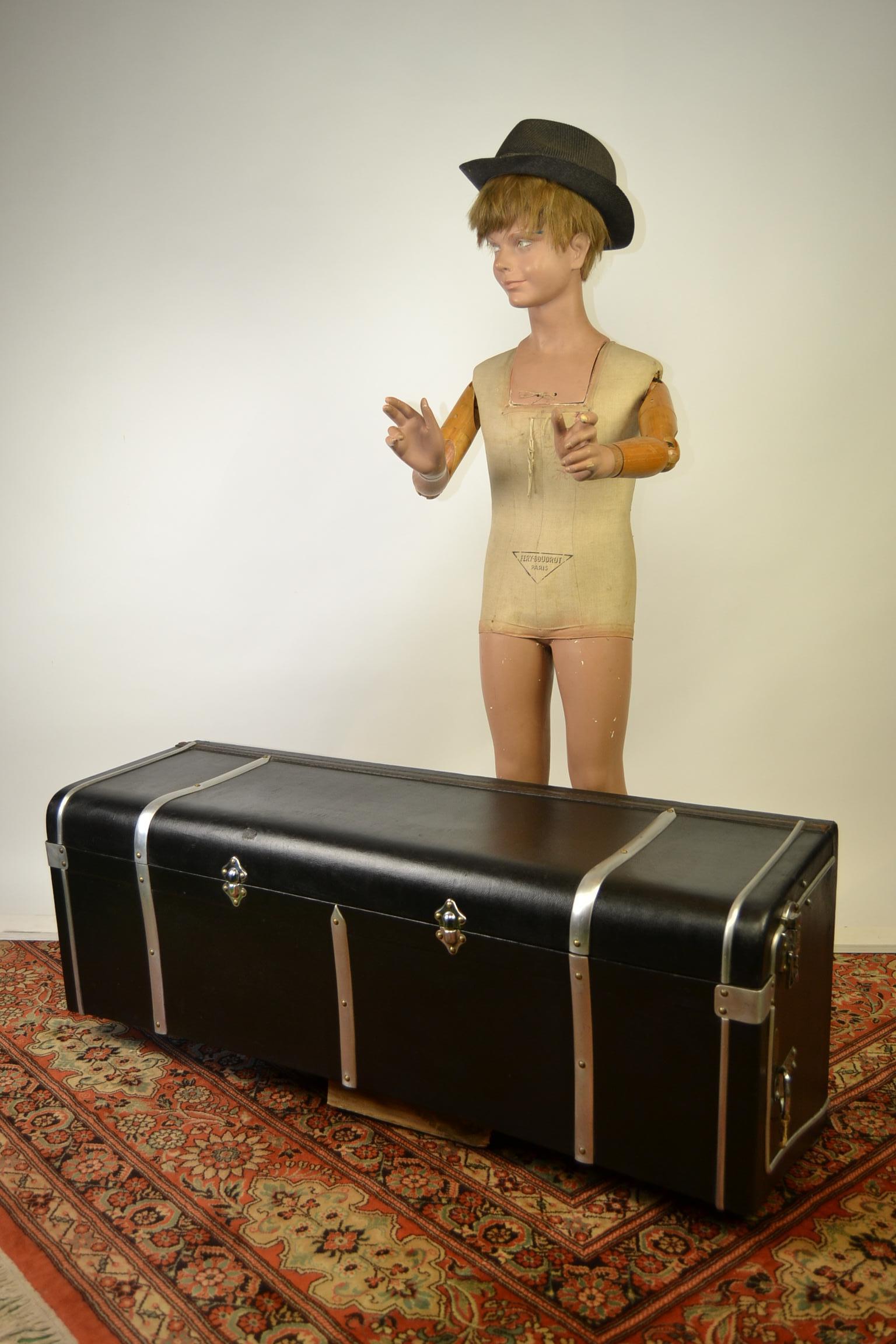 Art Deco Oldtimer Car Trunk - car boot - Classic car trunk - luggage trunk - travelling car trunk. These external car trunks were used at the back of early automobiles. 

It's made of wood covered with black lacquered canvas. 
This black trunk -
