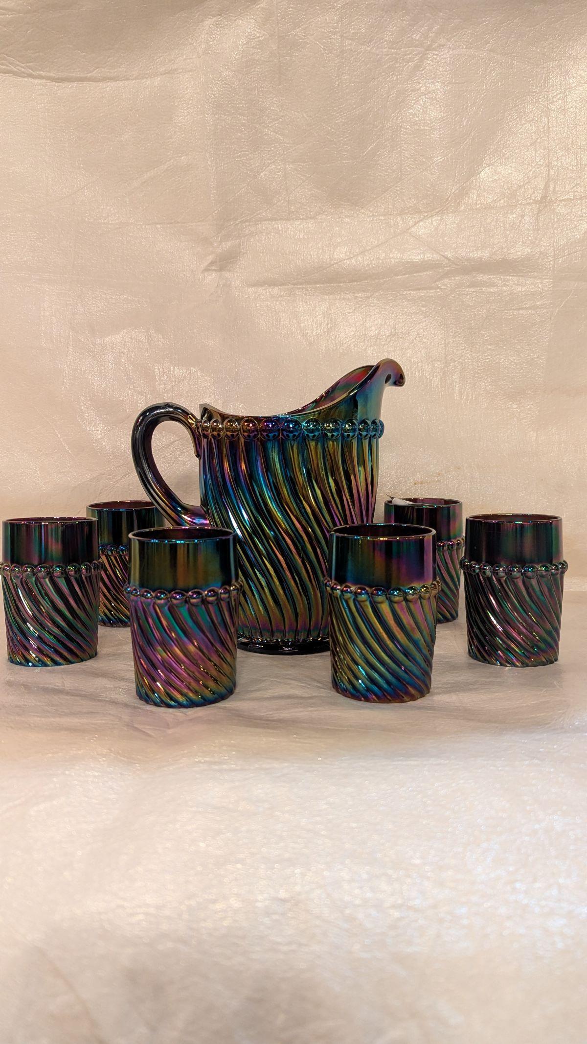 Westmoreland Glas, seltene und schöne Farbe! Faschingskrug und 6 Becher aus Amethystglas,  so schickes irisierendes Pfauen-Amethyst-Glas im Wirbel- und Punktmuster.  Der Krug ist 8 1/2