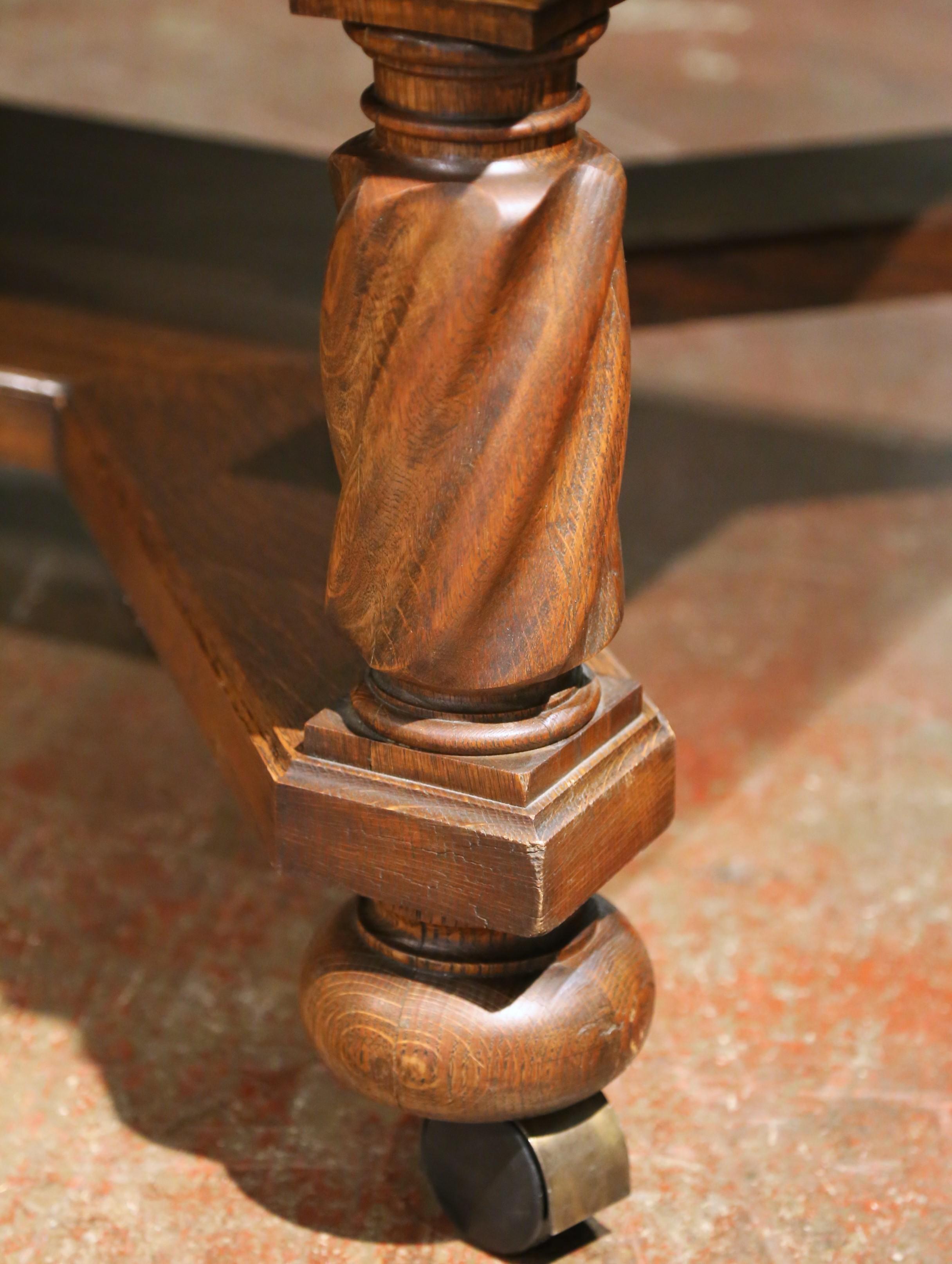 Bureau d'associé en chêne sculpté Renaissance des années 1930 par Berkey & Gay avec dix tiroirs en vente 2