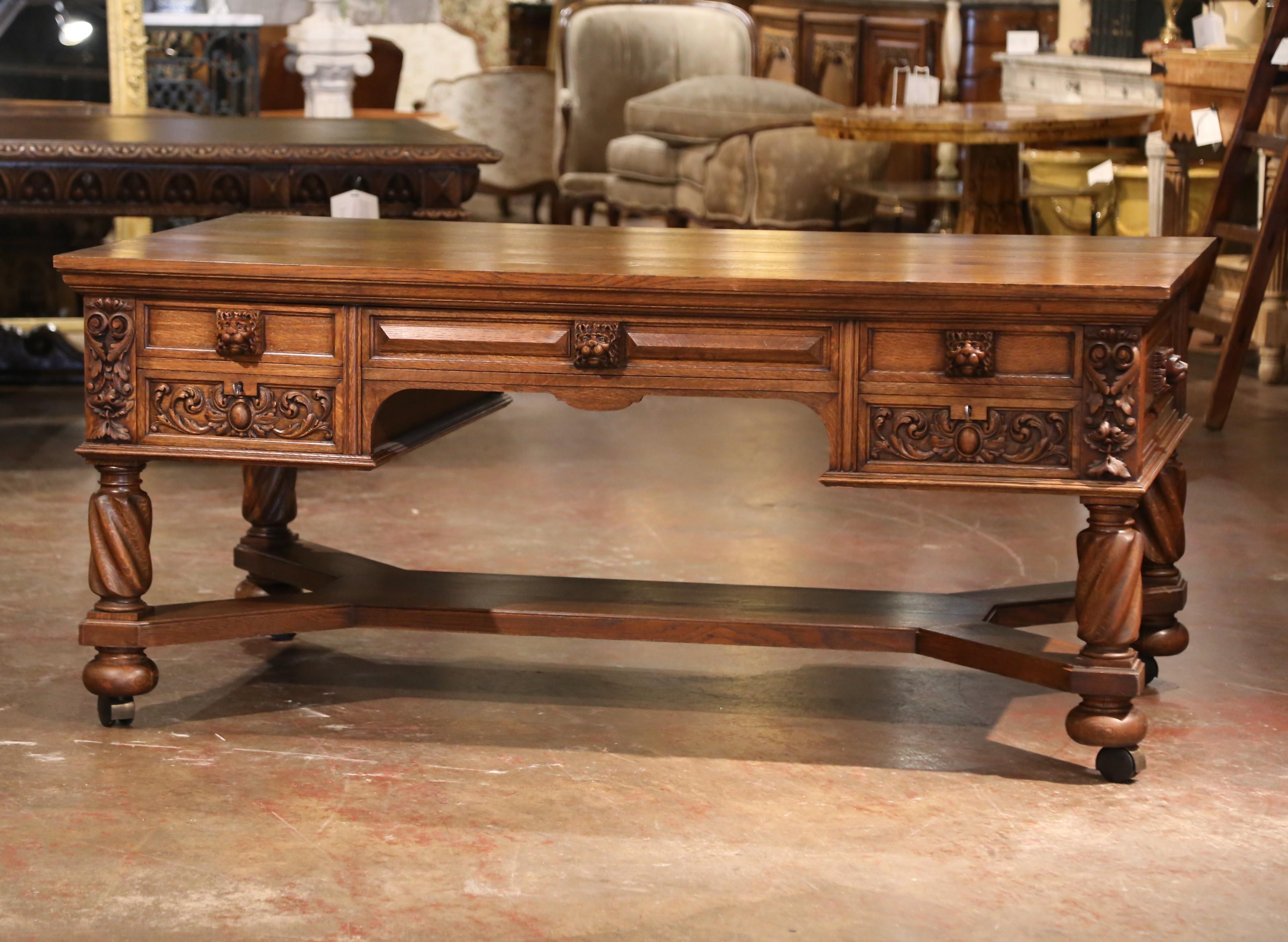 Fabriqué aux États-Unis vers 1930, cet impressionnant bureau d'associé en chêne de 6 pieds est un bel exemple du style néo-Renaissance et de la qualité d'exécution qui ont fait la renommée de la Berkey & Gay Furniture Company. Connue pour sa