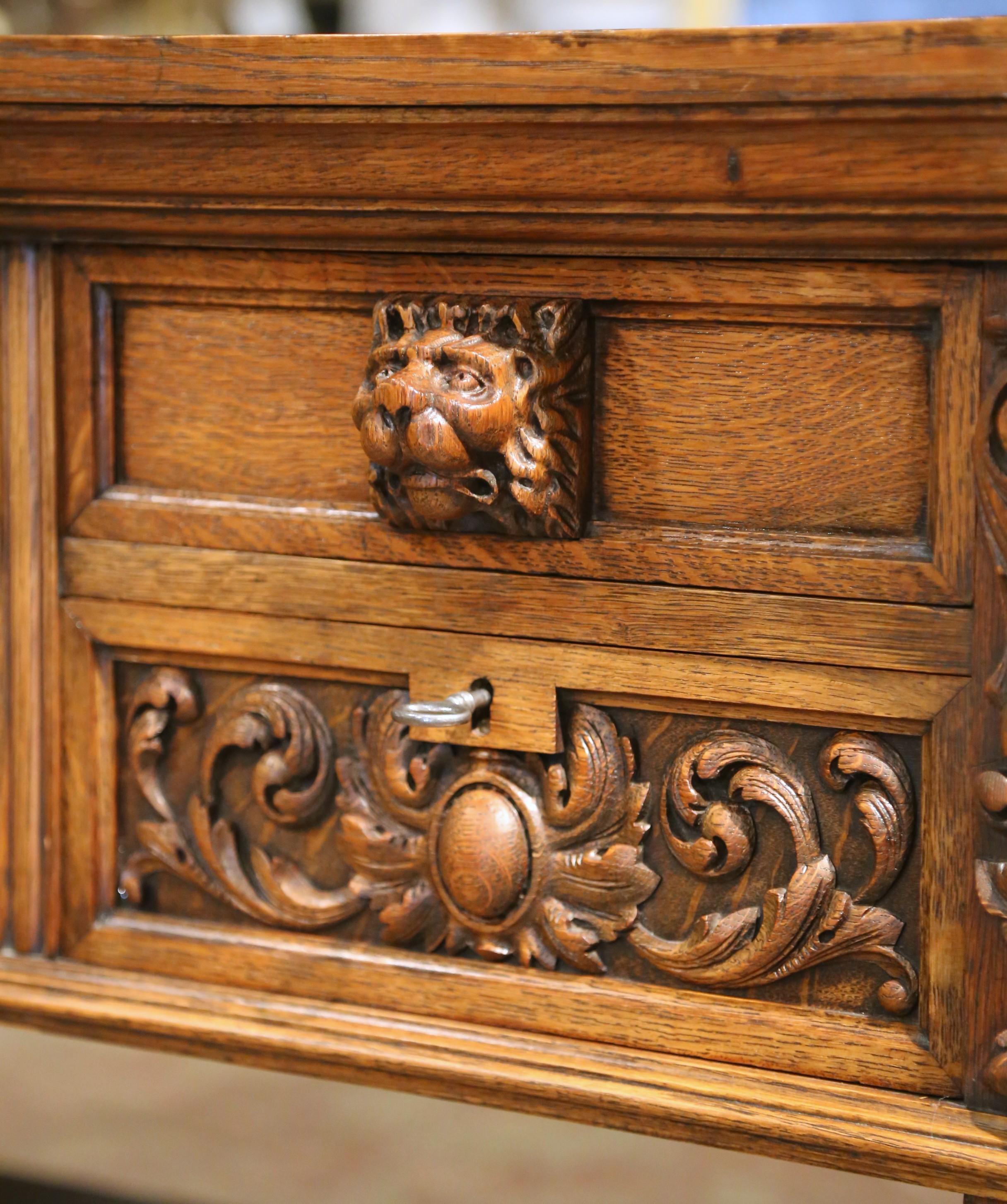 Sculpté à la main Bureau d'associé en chêne sculpté Renaissance des années 1930 par Berkey & Gay avec dix tiroirs en vente