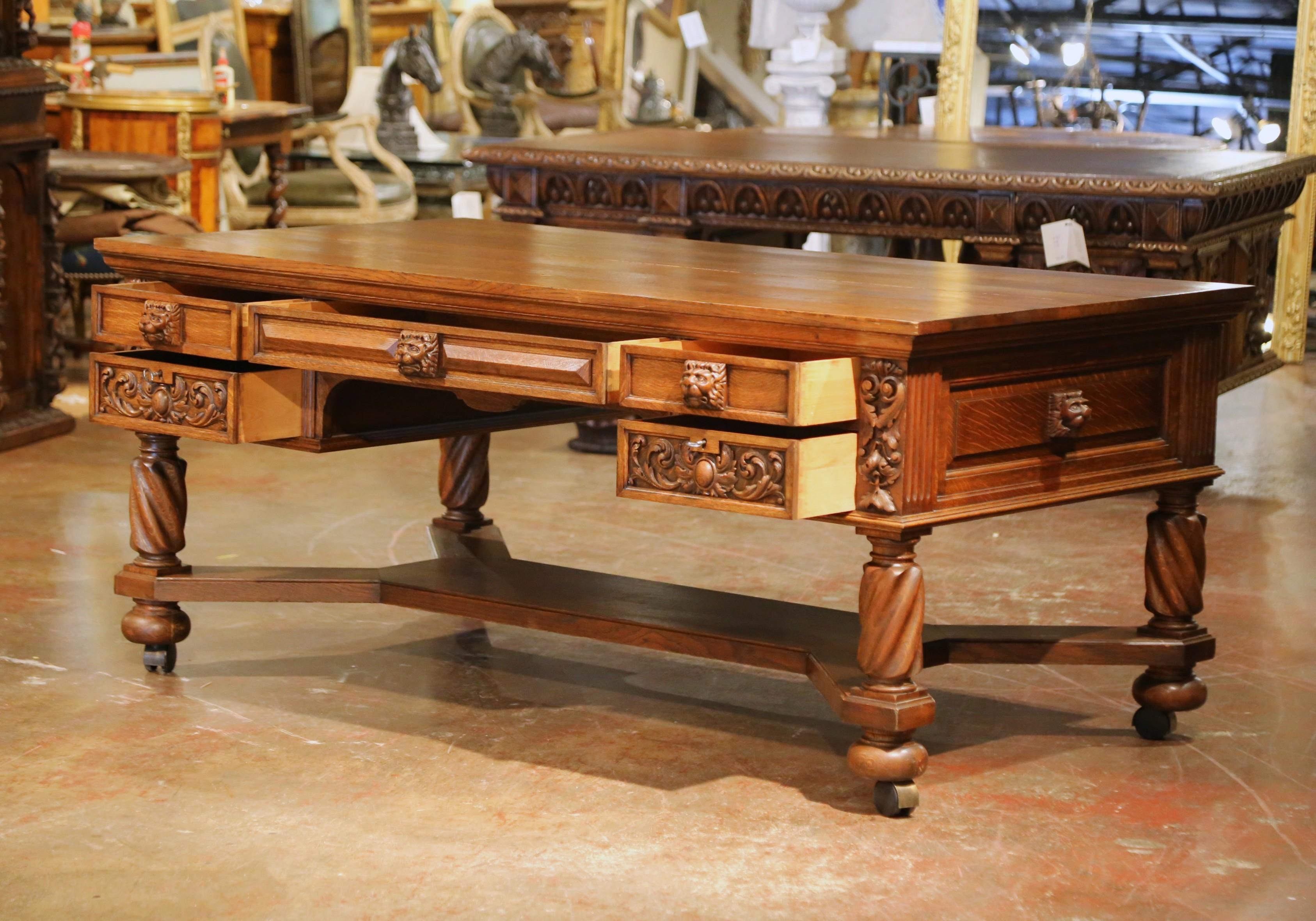 20ième siècle Bureau d'associé en chêne sculpté Renaissance des années 1930 par Berkey & Gay avec dix tiroirs en vente