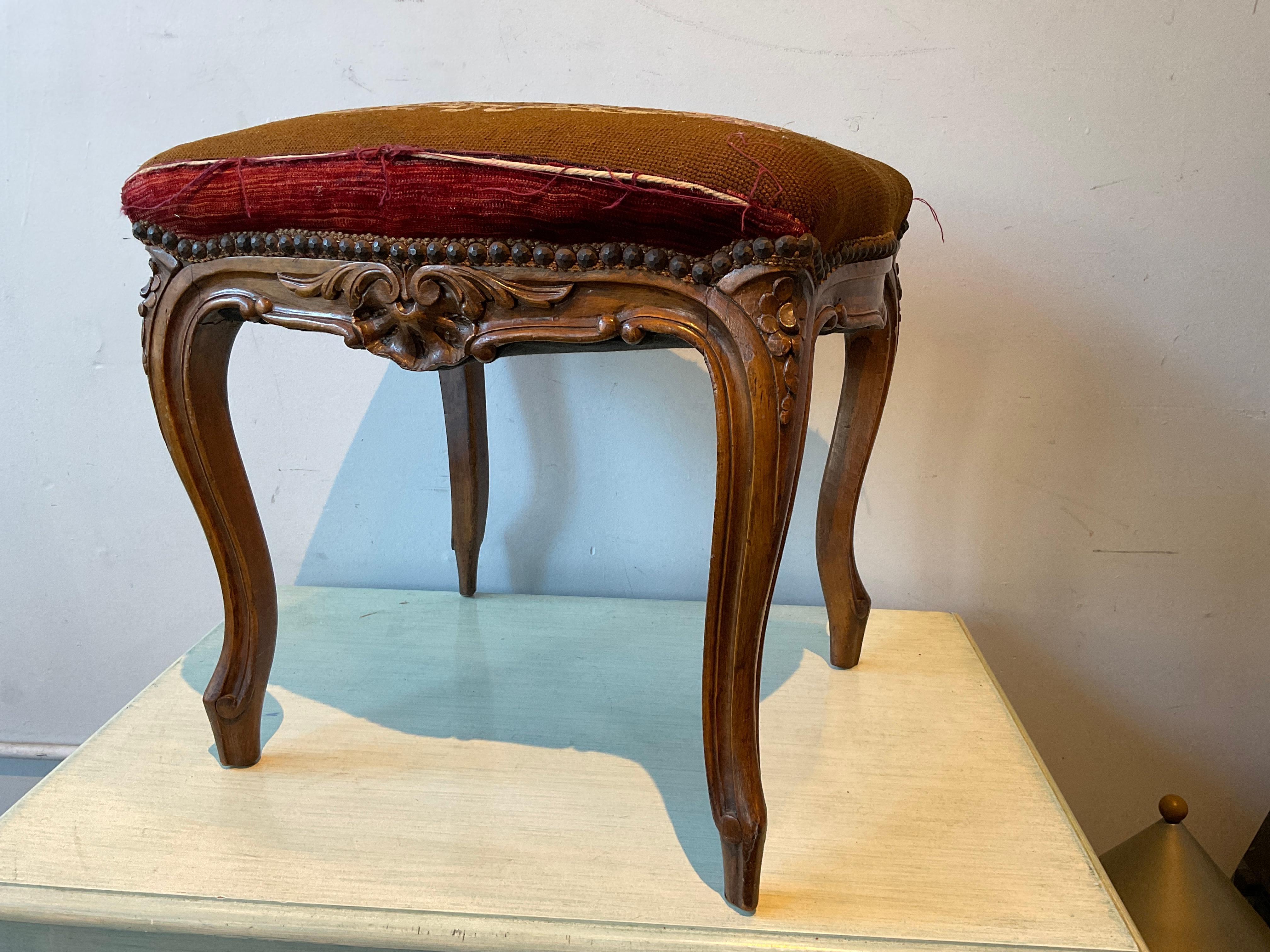 1930s Carved Wood French Footstool With Cabriolet Legs In Good Condition For Sale In Tarrytown, NY
