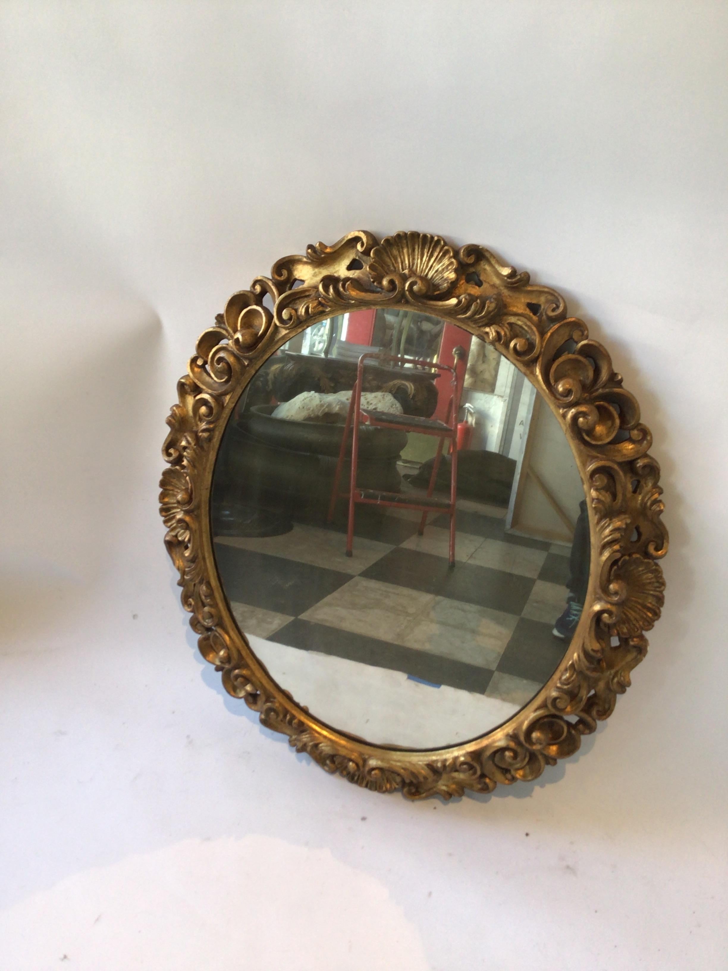 1930s Carved Wood Gilt Oval Italian Mirror with Shell Motif In Good Condition For Sale In Tarrytown, NY