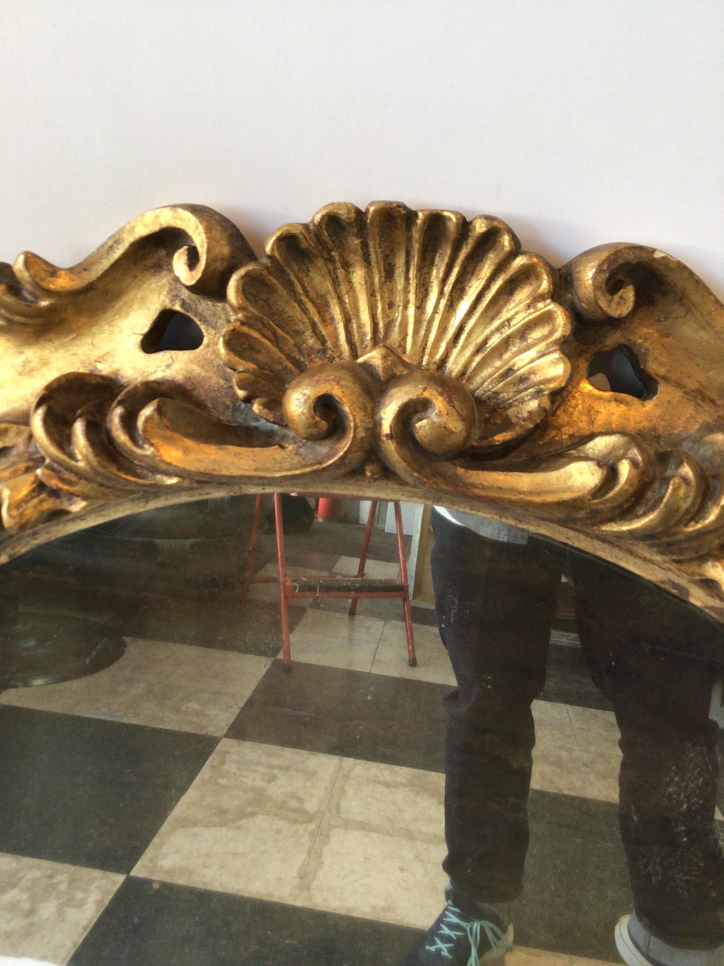 1930s Carved Wood Gilt Oval Italian Mirror with Shell Motif For Sale 1