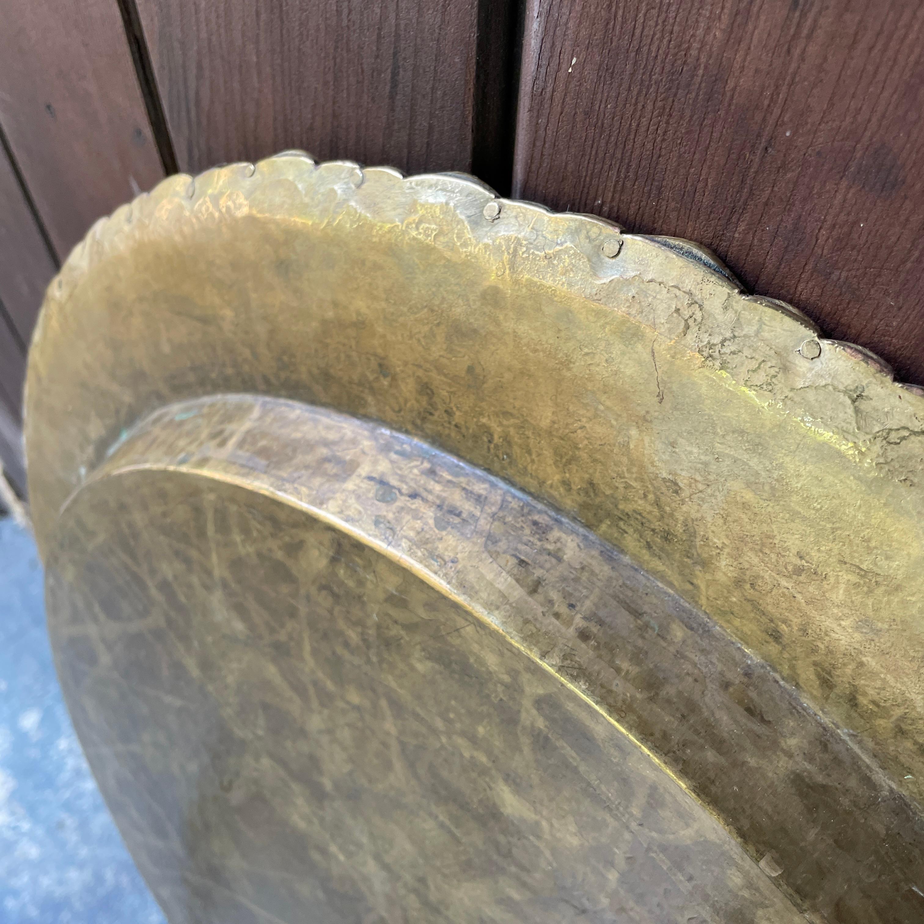 Tavolo da tè a vassoio Foldes in ottone del 1930, marocchino a 6 gambe in vendita 4