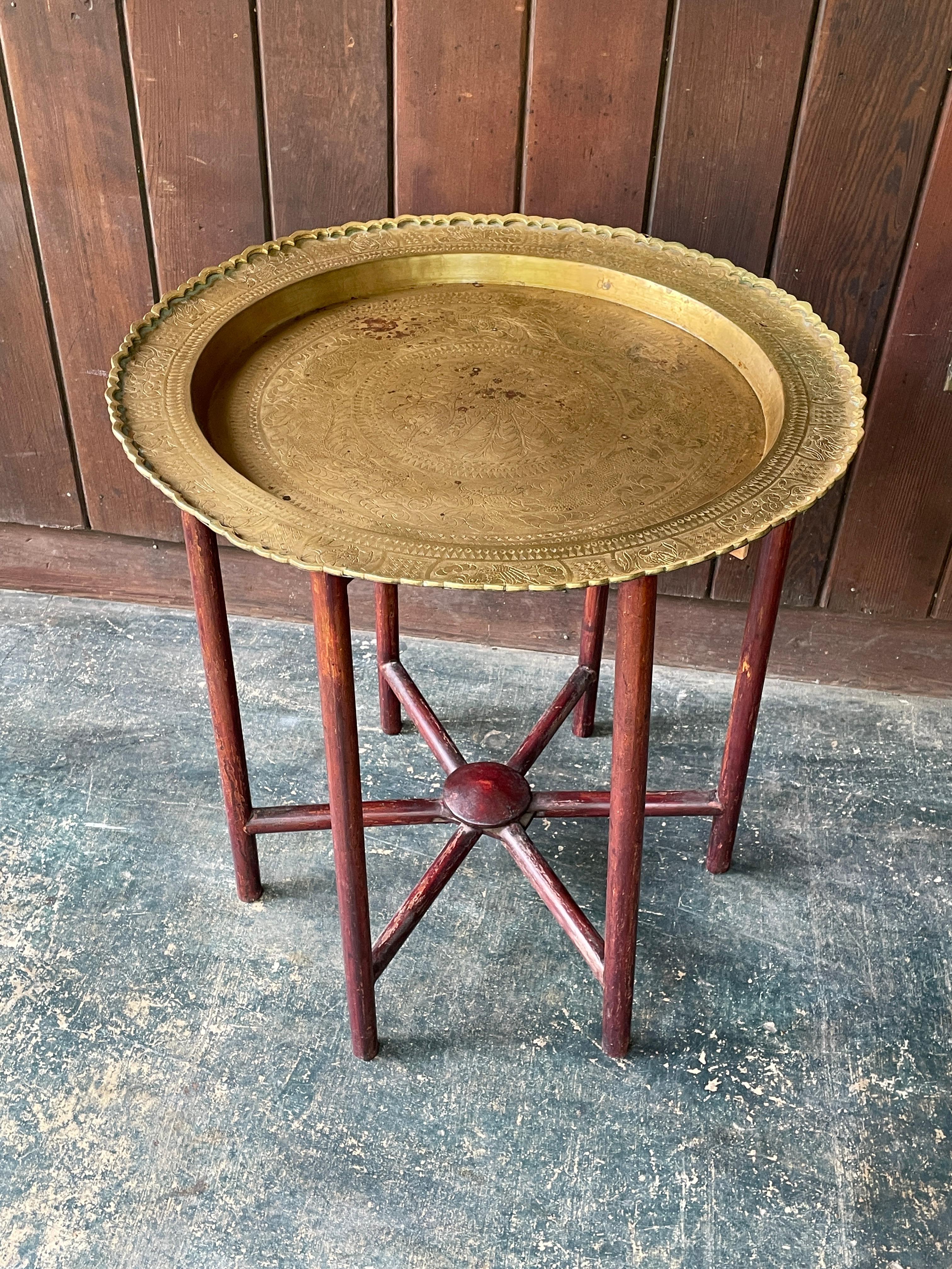 Tavolino da tè Foldes in ottone dei primi anni '30, splendida fattura e qualità. Uno dei più antichi e marocchini tavoli da vassoio  che abbiamo incontrato. Qualità molto buona e peso elevato.
I bordi del vassoio sono leggermente piegati. Diametro