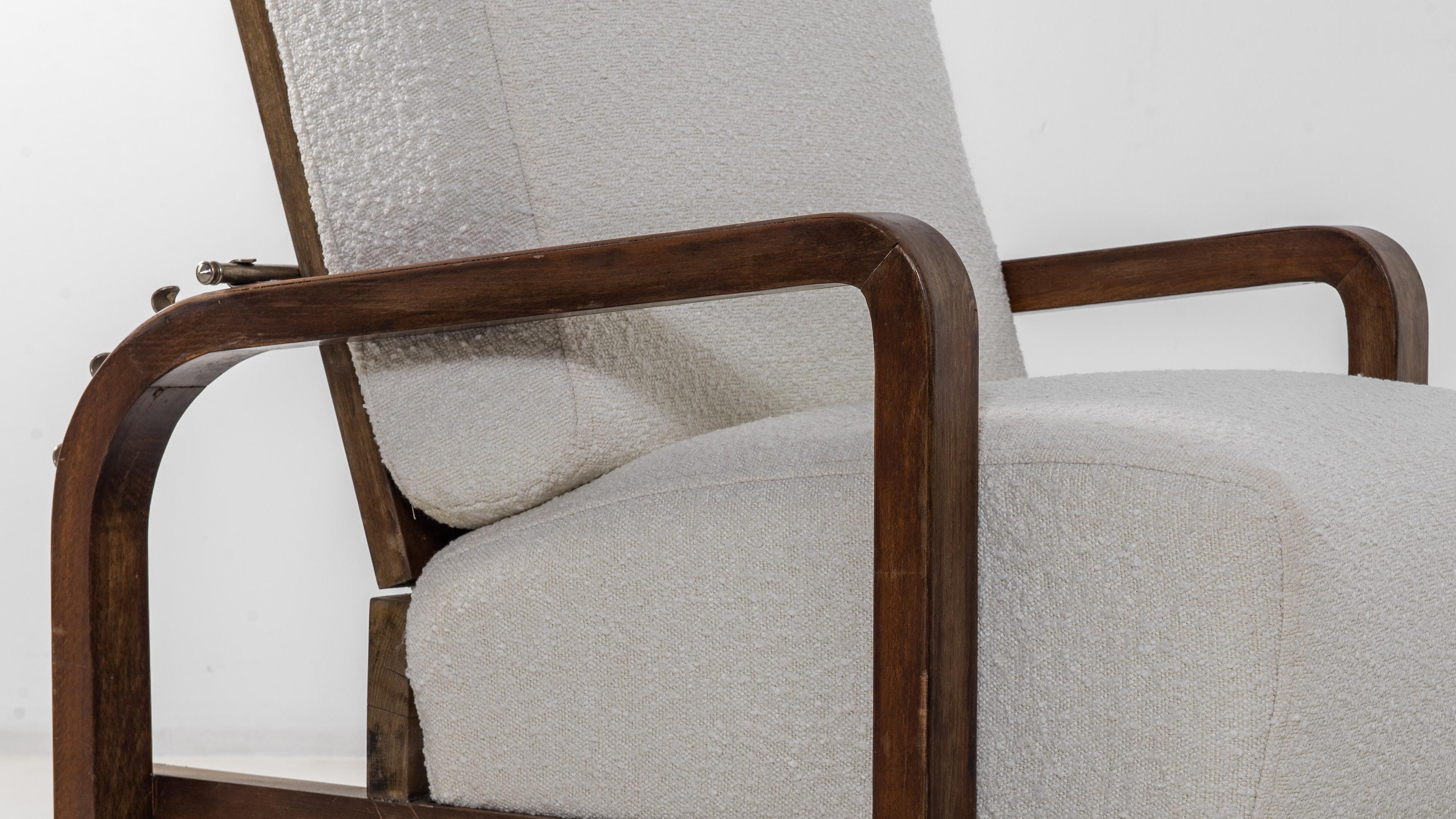Das einzigartige Design dieses Sessels verleiht ihm eine faszinierende und reizvolle Persönlichkeit. Der in den 1930er Jahren in Mitteleuropa gefertigte, niedrige Sitz schwebt nur wenige Zentimeter über dem Boden, die Größe der Kissen ist für die