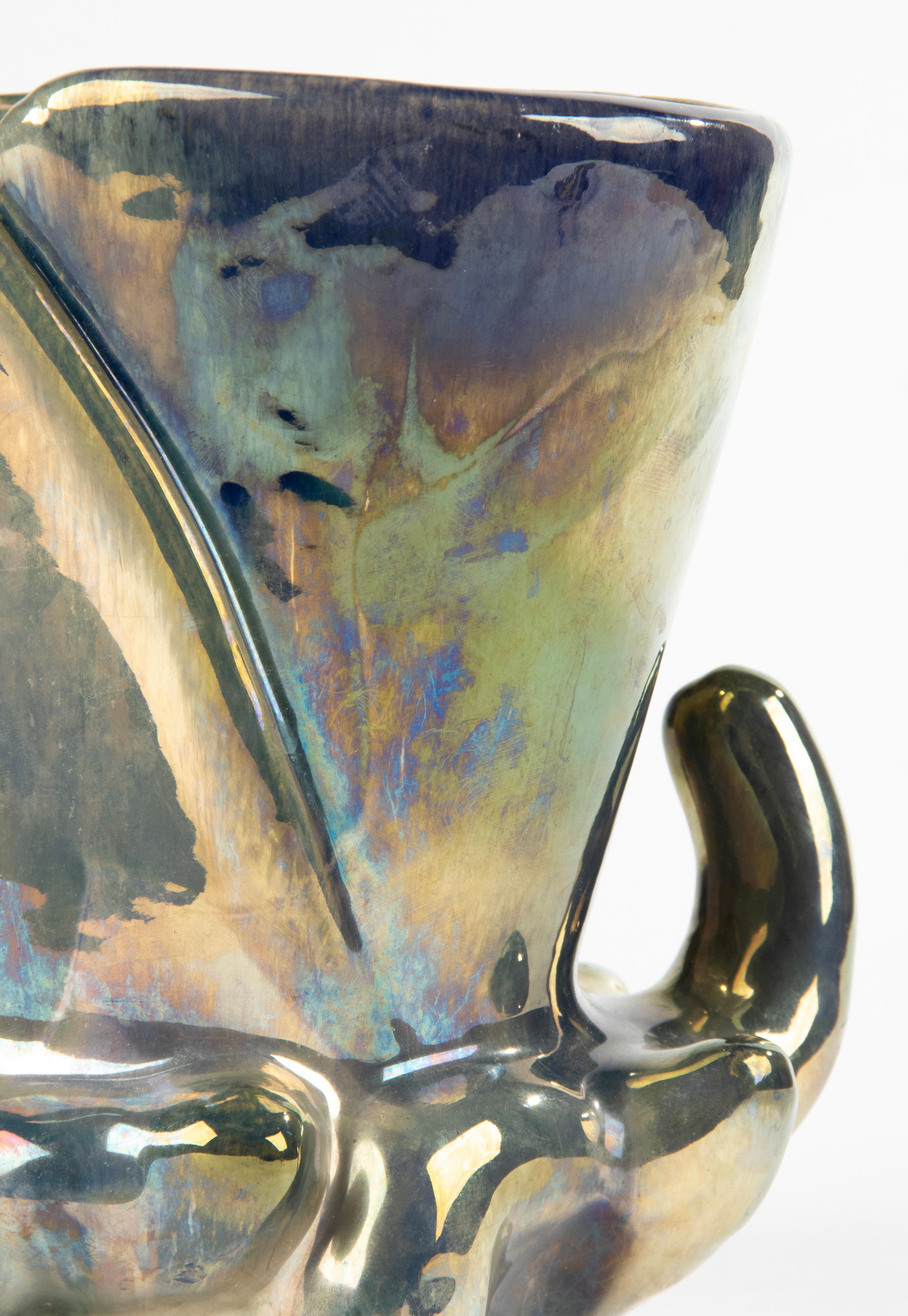 Schöne Keramikvase des französischen Herstellers Rambervilliers. Die Vase stammt aus der Zeit des Art déco, ca. 1920/1930. Die Vase hat eine schöne schillernde Glasurschicht, die für die Keramik von Rambervilliers charakteristisch ist. Die Vase ist