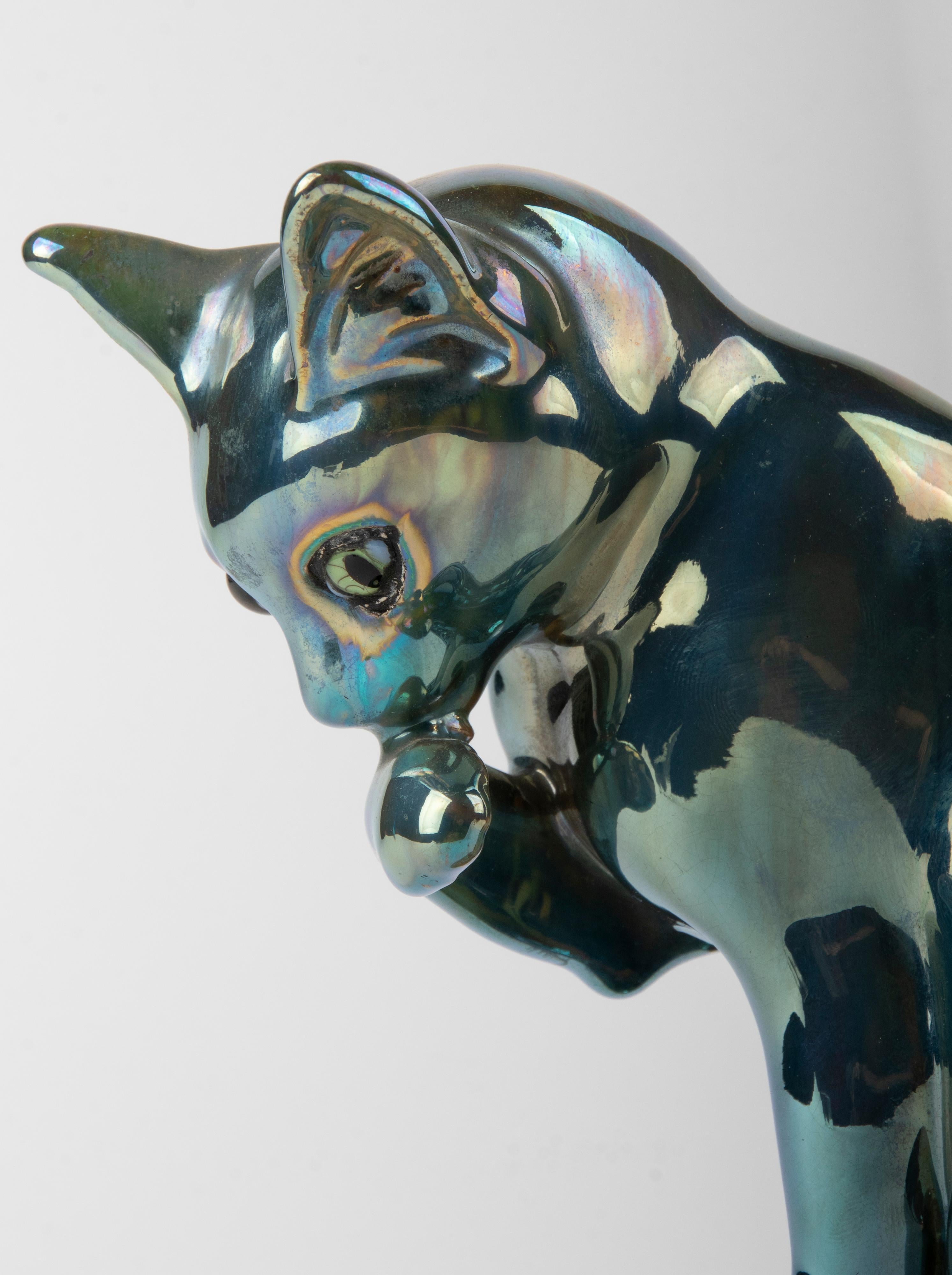 Keramik-Katze-Figur aus den 1930er Jahren mit schillernder Glasur, Alpaka. Cytère Rambervilliers (Art déco) im Angebot